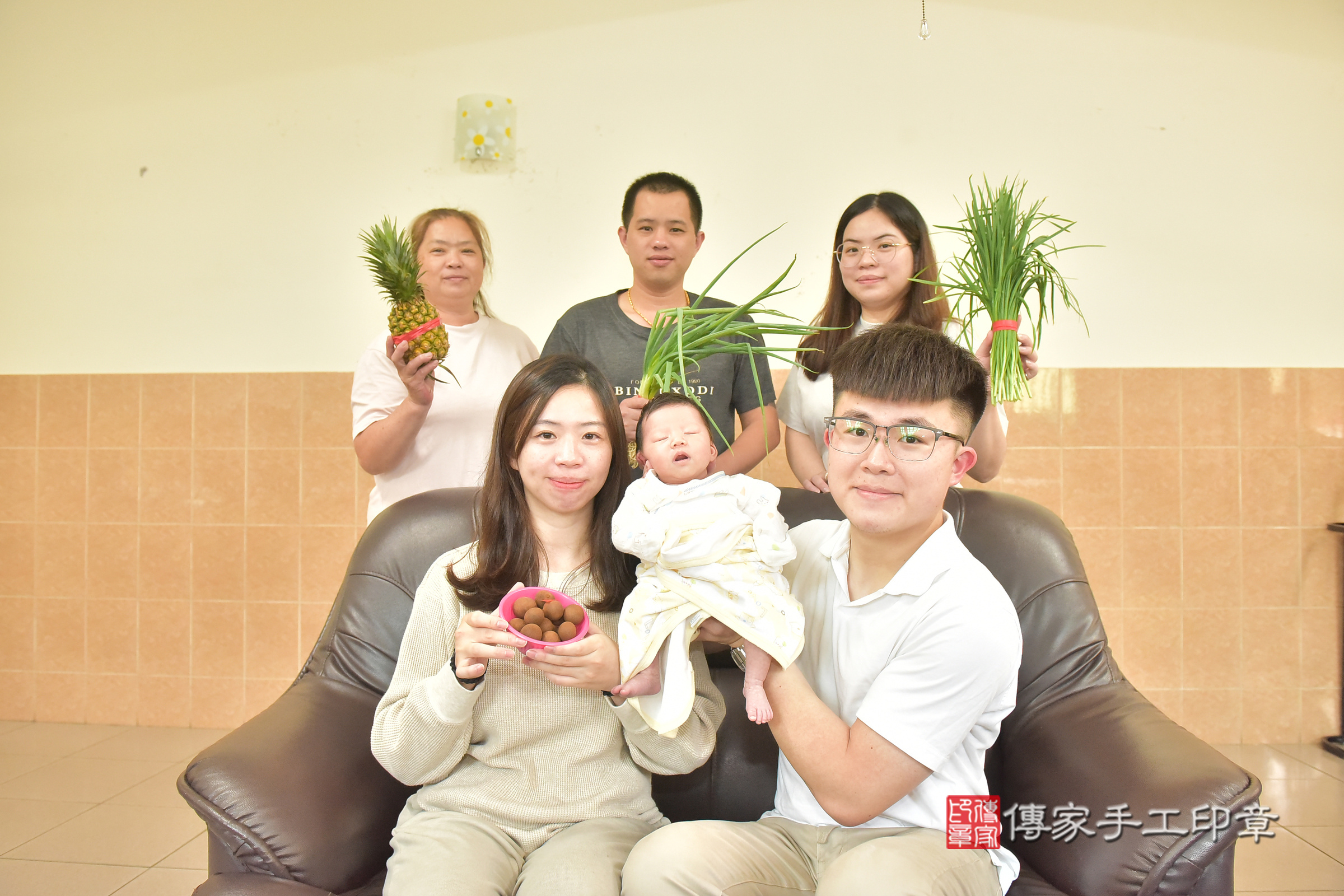 潼潼寶寶(南投縣到府嬰兒潼潼寶寶滿月剃頭理髮、到府嬰兒剃胎毛儀式吉祥話)。到府剃頭剃胎毛主持、專業拍照、證書。★購買「臍帶章、肚臍章、胎毛筆刷印章」贈送：剃頭、收涎、抓周，三選一。2024.11.8，照片9