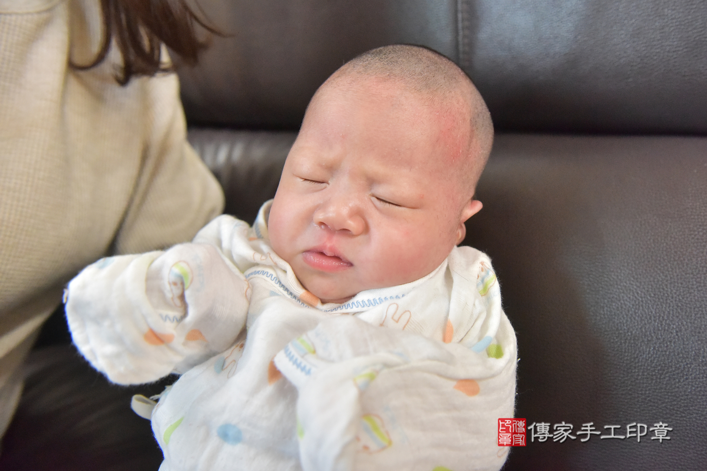 潼潼寶寶(南投縣到府嬰兒潼潼寶寶滿月剃頭理髮、到府嬰兒剃胎毛儀式吉祥話)。到府剃頭剃胎毛主持、專業拍照、證書。★購買「臍帶章、肚臍章、胎毛筆刷印章」贈送：剃頭、收涎、抓周，三選一。2024.11.8，照片16