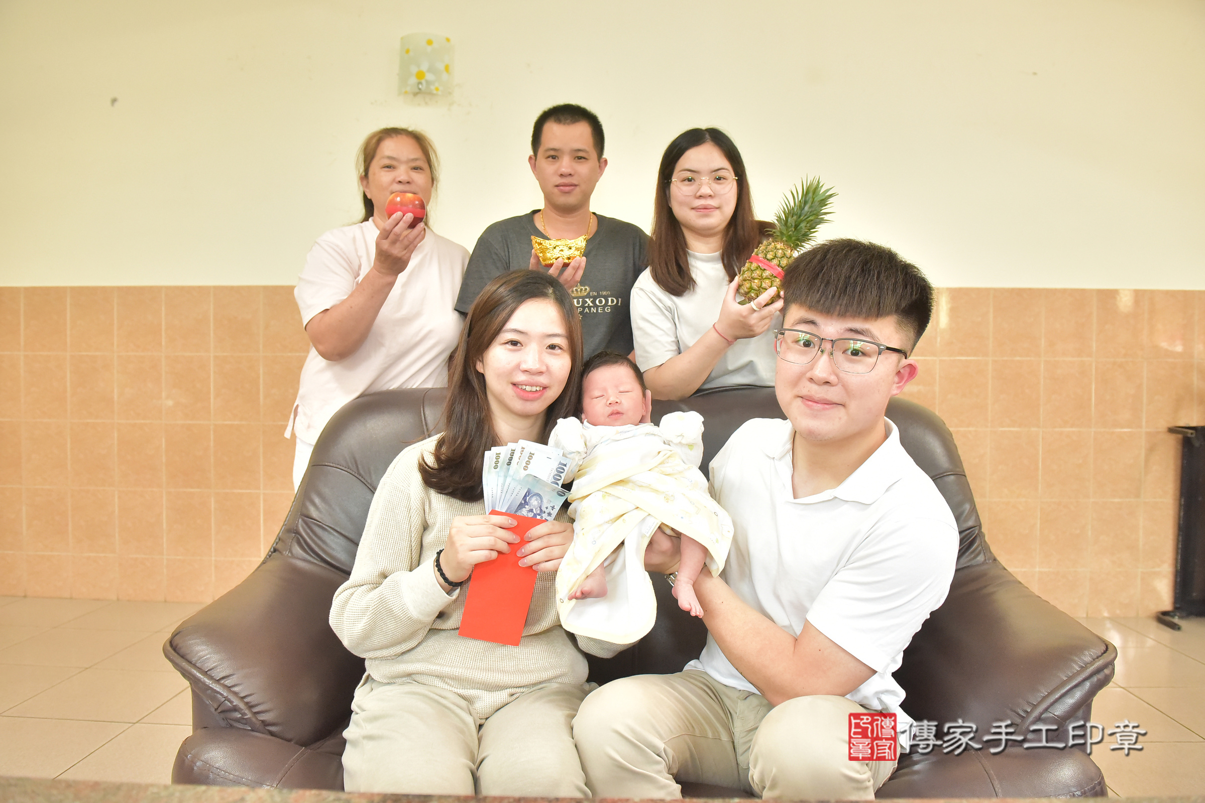 潼潼寶寶(南投縣到府嬰兒潼潼寶寶滿月剃頭理髮、到府嬰兒剃胎毛儀式吉祥話)。到府剃頭剃胎毛主持、專業拍照、證書。★購買「臍帶章、肚臍章、胎毛筆刷印章」贈送：剃頭、收涎、抓周，三選一。2024.11.8，照片11