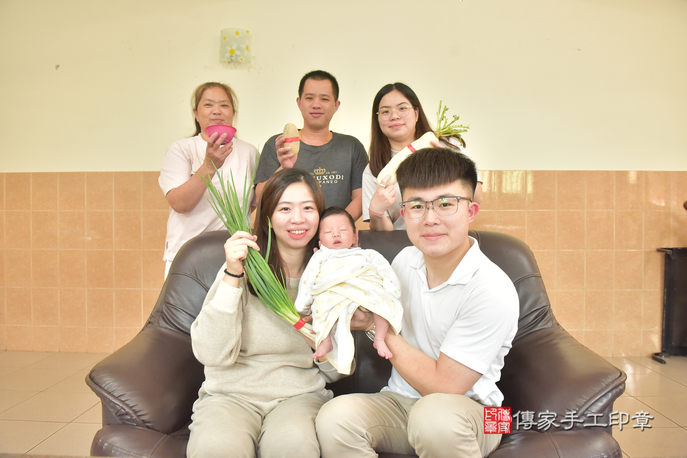 潼潼寶寶(南投縣到府嬰兒潼潼寶寶滿月剃頭理髮、到府嬰兒剃胎毛儀式吉祥話)。到府剃頭剃胎毛主持、專業拍照、證書。★購買「臍帶章、肚臍章、胎毛筆刷印章」贈送：剃頭、收涎、抓周，三選一。2024.11.8，照片10
