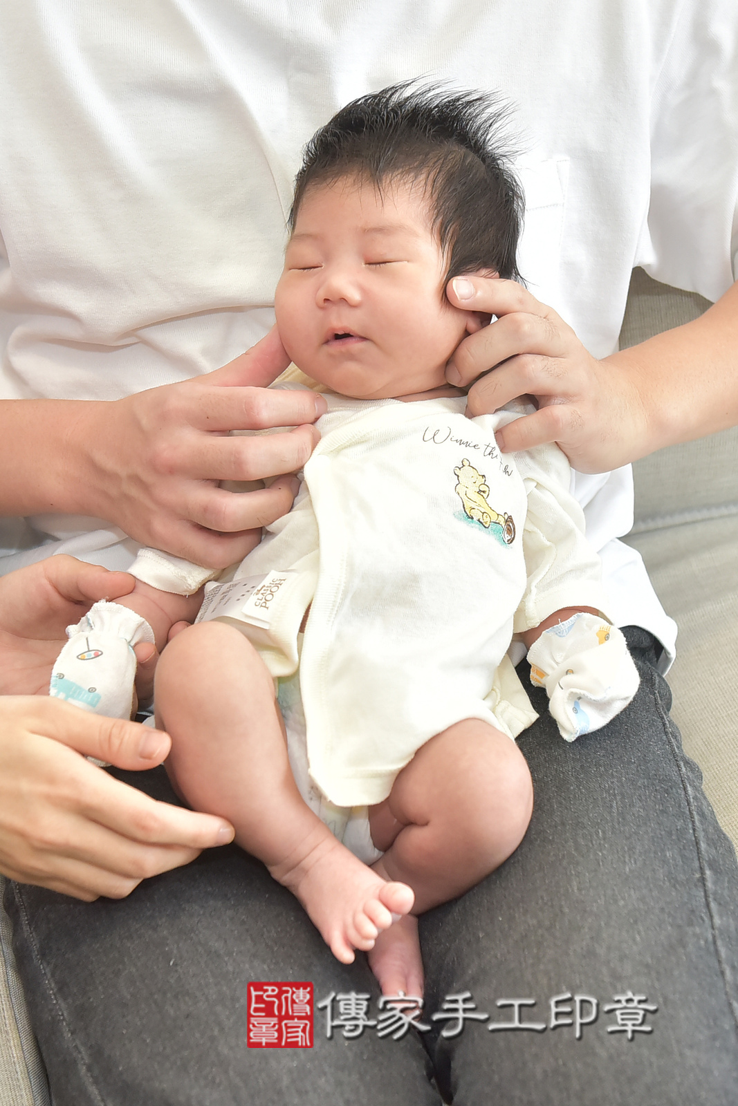 霏霏寶寶(台中市北屯區到府嬰兒霏霏寶寶滿月剃頭理髮、到府嬰兒剃胎毛儀式吉祥話)。到府剃頭剃胎毛主持、專業拍照、證書。★購買「臍帶章、肚臍章、胎毛筆刷印章」贈送：剃頭、收涎、抓周，三選一。2024.11.10，照片12