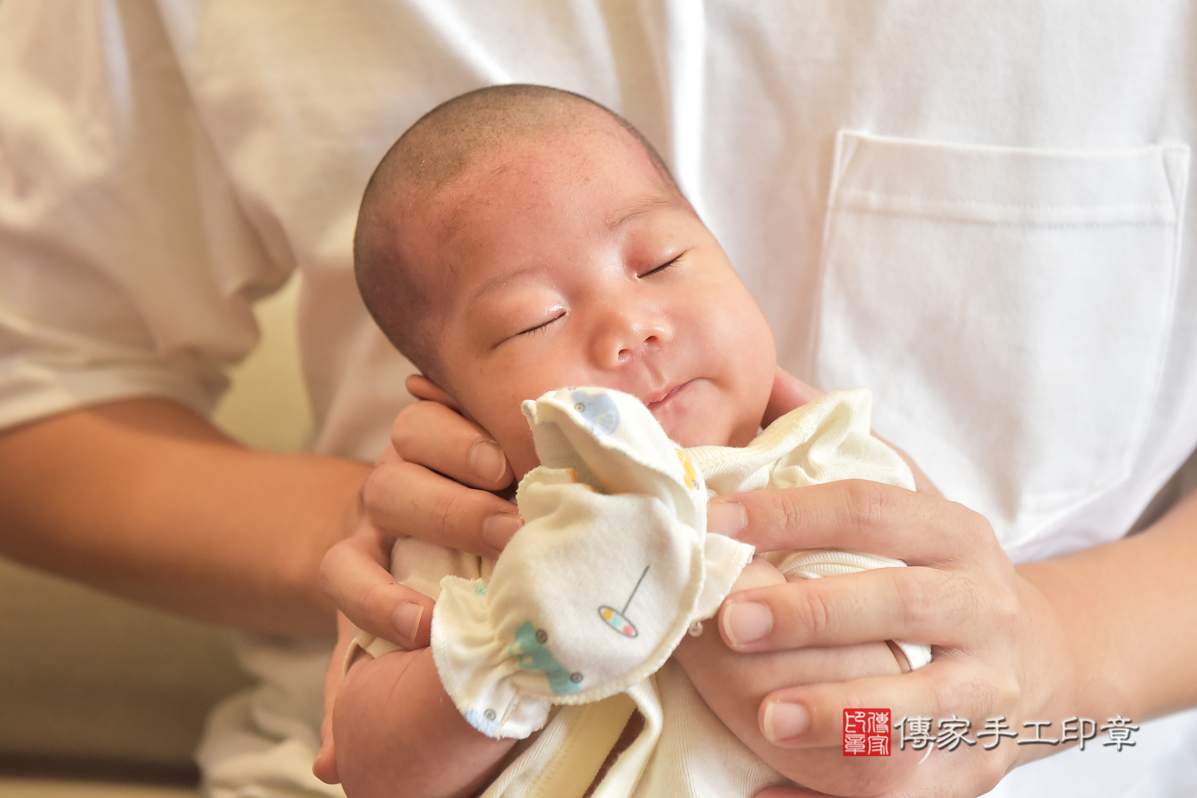 霏霏寶寶(台中市北屯區到府嬰兒霏霏寶寶滿月剃頭理髮、到府嬰兒剃胎毛儀式吉祥話)。到府剃頭剃胎毛主持、專業拍照、證書。★購買「臍帶章、肚臍章、胎毛筆刷印章」贈送：剃頭、收涎、抓周，三選一。2024.11.10，照片14