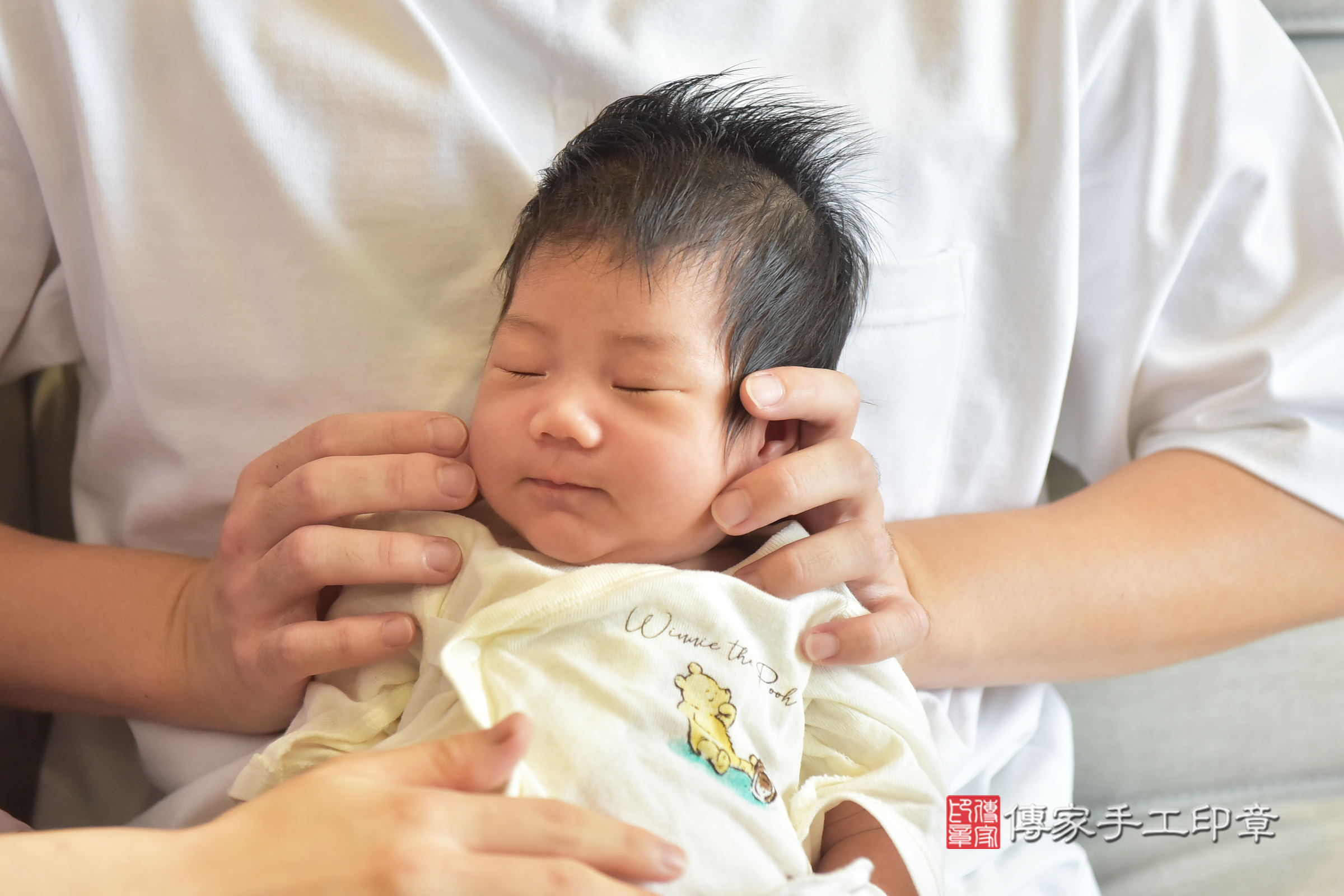 霏霏寶寶(台中市北屯區到府嬰兒霏霏寶寶滿月剃頭理髮、到府嬰兒剃胎毛儀式吉祥話)。到府剃頭剃胎毛主持、專業拍照、證書。★購買「臍帶章、肚臍章、胎毛筆刷印章」贈送：剃頭、收涎、抓周，三選一。2024.11.10，照片11