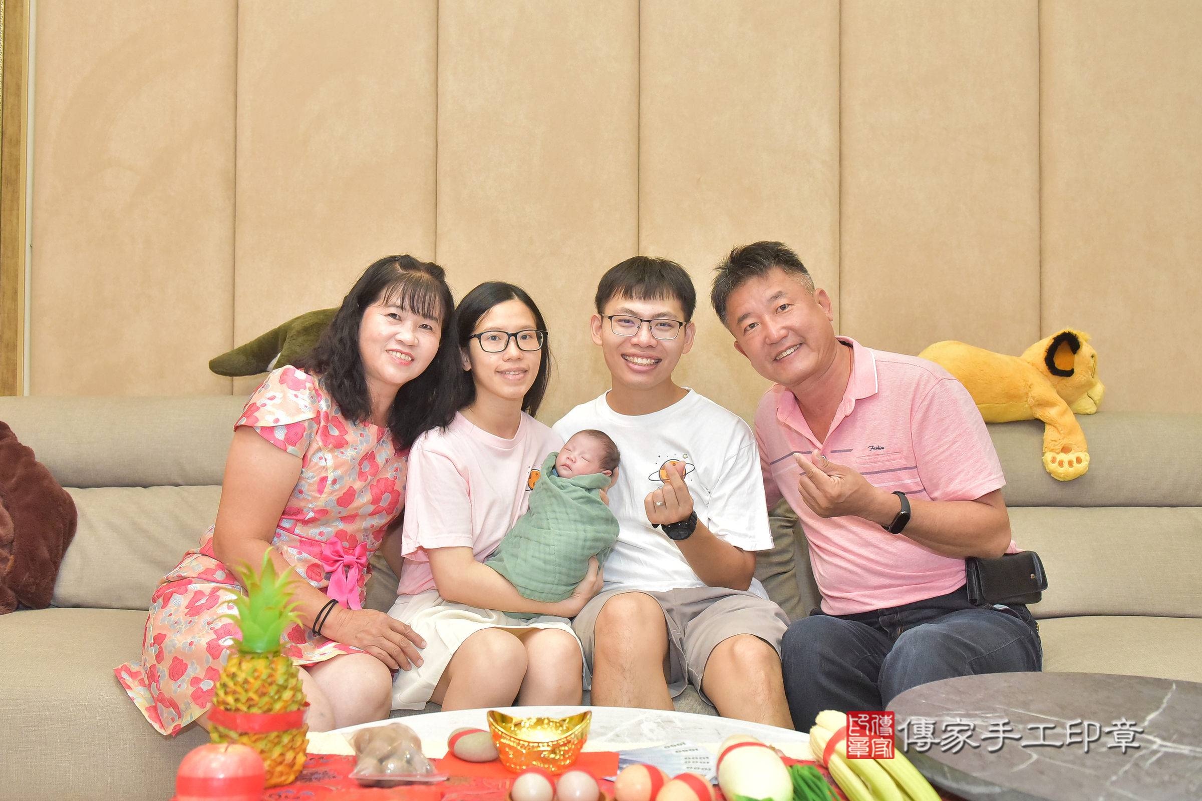 彤彤寶寶(台中市北屯區到府嬰兒彤彤寶寶滿月剃頭理髮、到府嬰兒剃胎毛儀式吉祥話)。到府剃頭剃胎毛主持、專業拍照、證書。★購買「臍帶章、肚臍章、胎毛筆刷印章」贈送：剃頭、收涎、抓周，三選一。2024.11.10，照片3