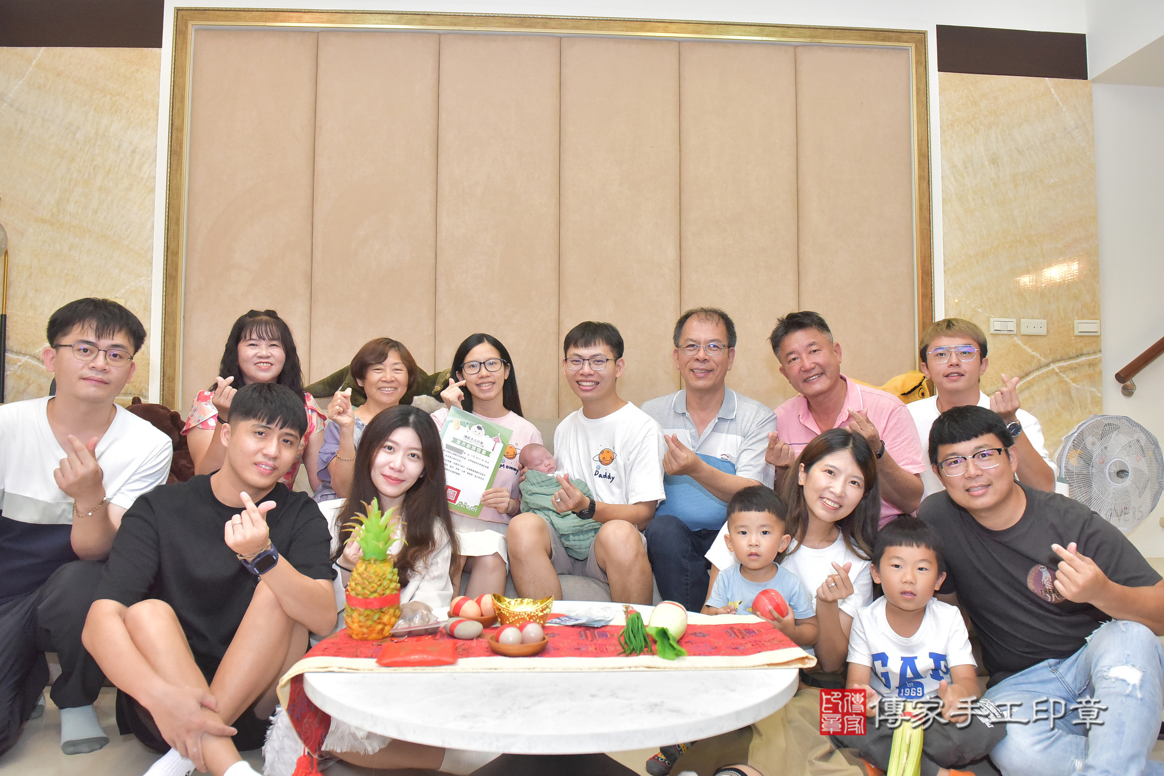 彤彤寶寶(台中市北屯區到府嬰兒彤彤寶寶滿月剃頭理髮、到府嬰兒剃胎毛儀式吉祥話)。到府剃頭剃胎毛主持、專業拍照、證書。★購買「臍帶章、肚臍章、胎毛筆刷印章」贈送：剃頭、收涎、抓周，三選一。2024.11.10，照片19