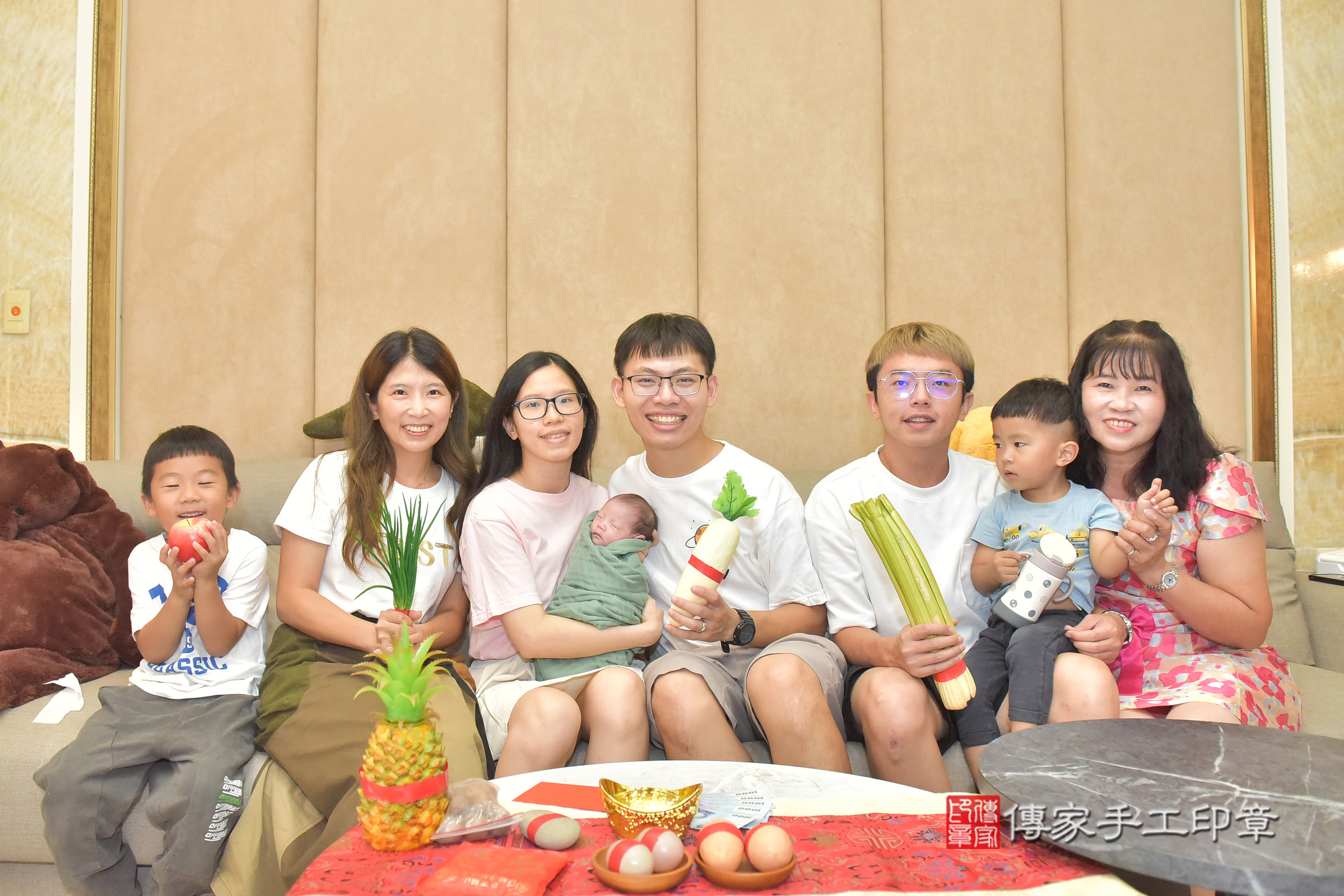 彤彤寶寶(台中市北屯區到府嬰兒彤彤寶寶滿月剃頭理髮、到府嬰兒剃胎毛儀式吉祥話)。到府剃頭剃胎毛主持、專業拍照、證書。★購買「臍帶章、肚臍章、胎毛筆刷印章」贈送：剃頭、收涎、抓周，三選一。2024.11.10，照片9