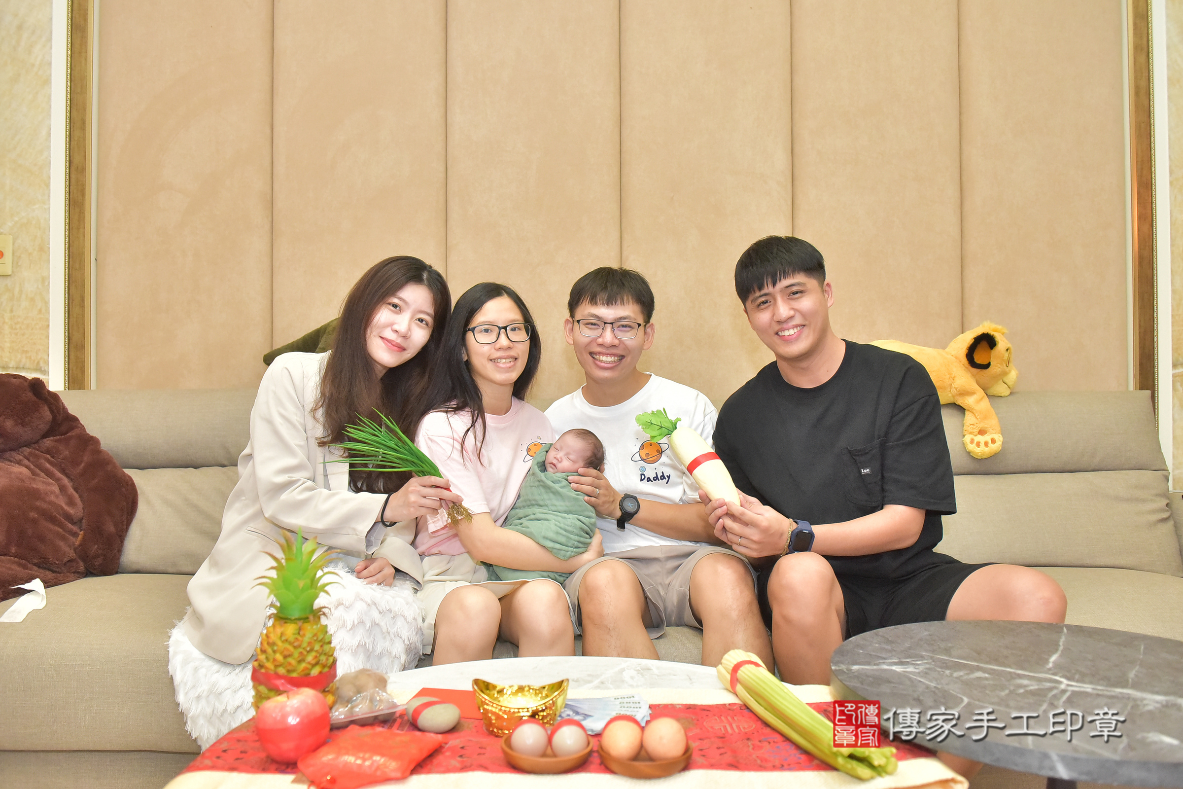 彤彤寶寶(台中市北屯區到府嬰兒彤彤寶寶滿月剃頭理髮、到府嬰兒剃胎毛儀式吉祥話)。到府剃頭剃胎毛主持、專業拍照、證書。★購買「臍帶章、肚臍章、胎毛筆刷印章」贈送：剃頭、收涎、抓周，三選一。2024.11.10，照片11