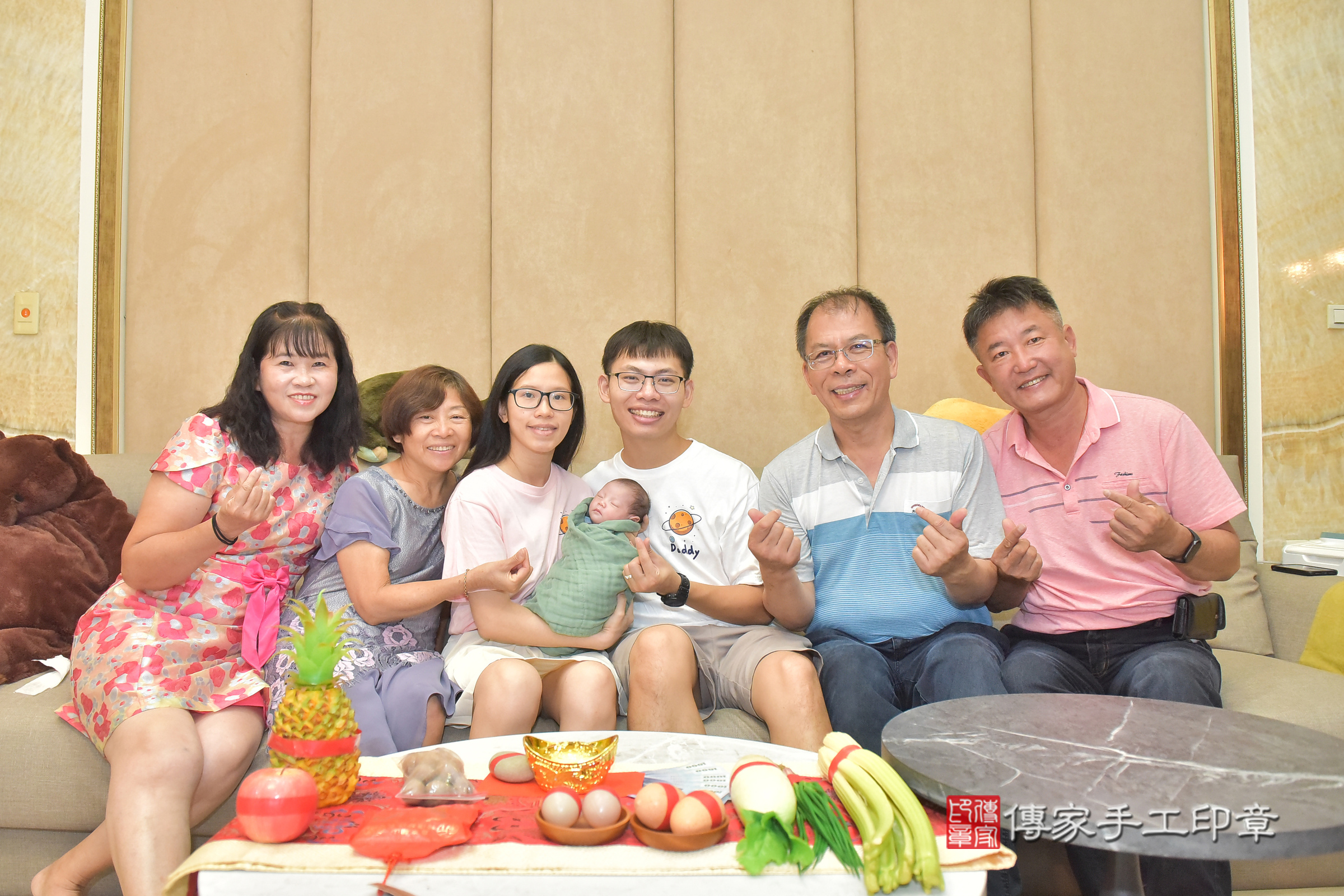 彤彤寶寶(台中市北屯區到府嬰兒彤彤寶寶滿月剃頭理髮、到府嬰兒剃胎毛儀式吉祥話)。到府剃頭剃胎毛主持、專業拍照、證書。★購買「臍帶章、肚臍章、胎毛筆刷印章」贈送：剃頭、收涎、抓周，三選一。2024.11.10，照片4