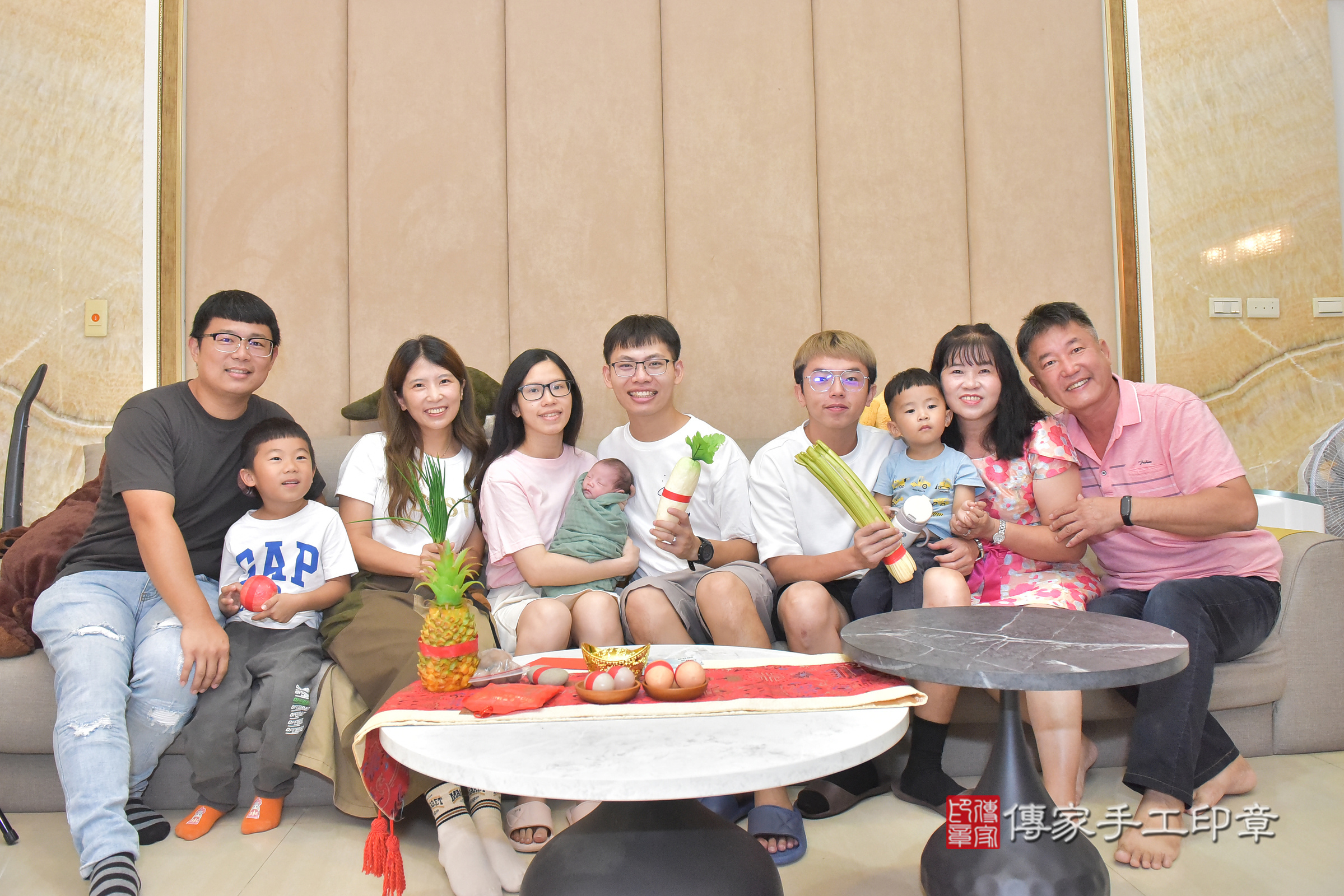 彤彤寶寶(台中市北屯區到府嬰兒彤彤寶寶滿月剃頭理髮、到府嬰兒剃胎毛儀式吉祥話)。到府剃頭剃胎毛主持、專業拍照、證書。★購買「臍帶章、肚臍章、胎毛筆刷印章」贈送：剃頭、收涎、抓周，三選一。2024.11.10，照片8