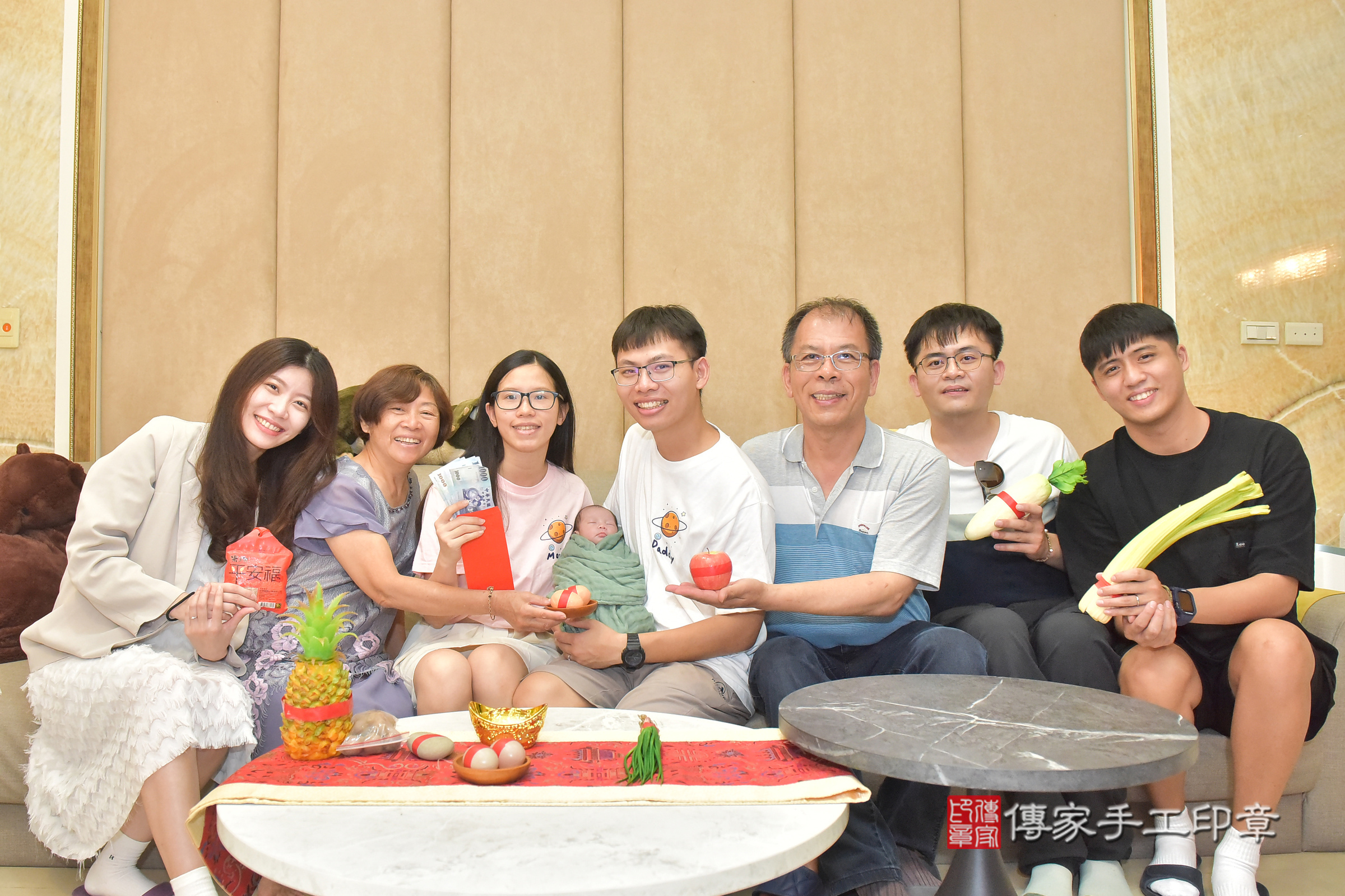 彤彤寶寶(台中市北屯區到府嬰兒彤彤寶寶滿月剃頭理髮、到府嬰兒剃胎毛儀式吉祥話)。到府剃頭剃胎毛主持、專業拍照、證書。★購買「臍帶章、肚臍章、胎毛筆刷印章」贈送：剃頭、收涎、抓周，三選一。2024.11.10，照片10