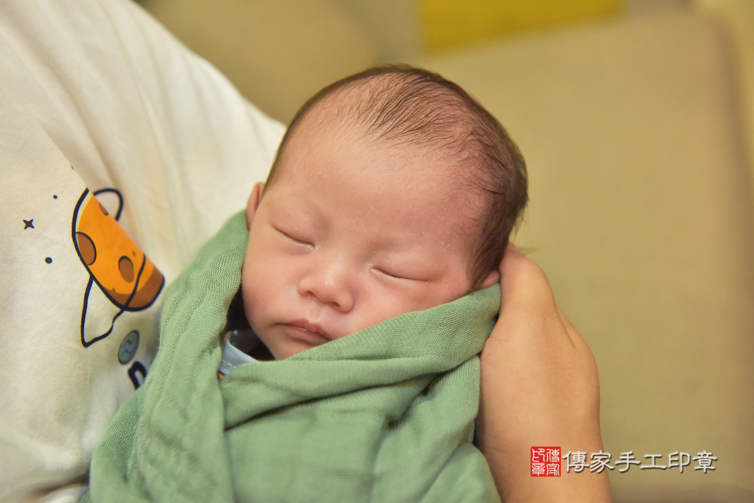 彤彤寶寶(台中市北屯區到府嬰兒彤彤寶寶滿月剃頭理髮、到府嬰兒剃胎毛儀式吉祥話)。到府剃頭剃胎毛主持、專業拍照、證書。★購買「臍帶章、肚臍章、胎毛筆刷印章」贈送：剃頭、收涎、抓周，三選一。2024.11.10，照片16