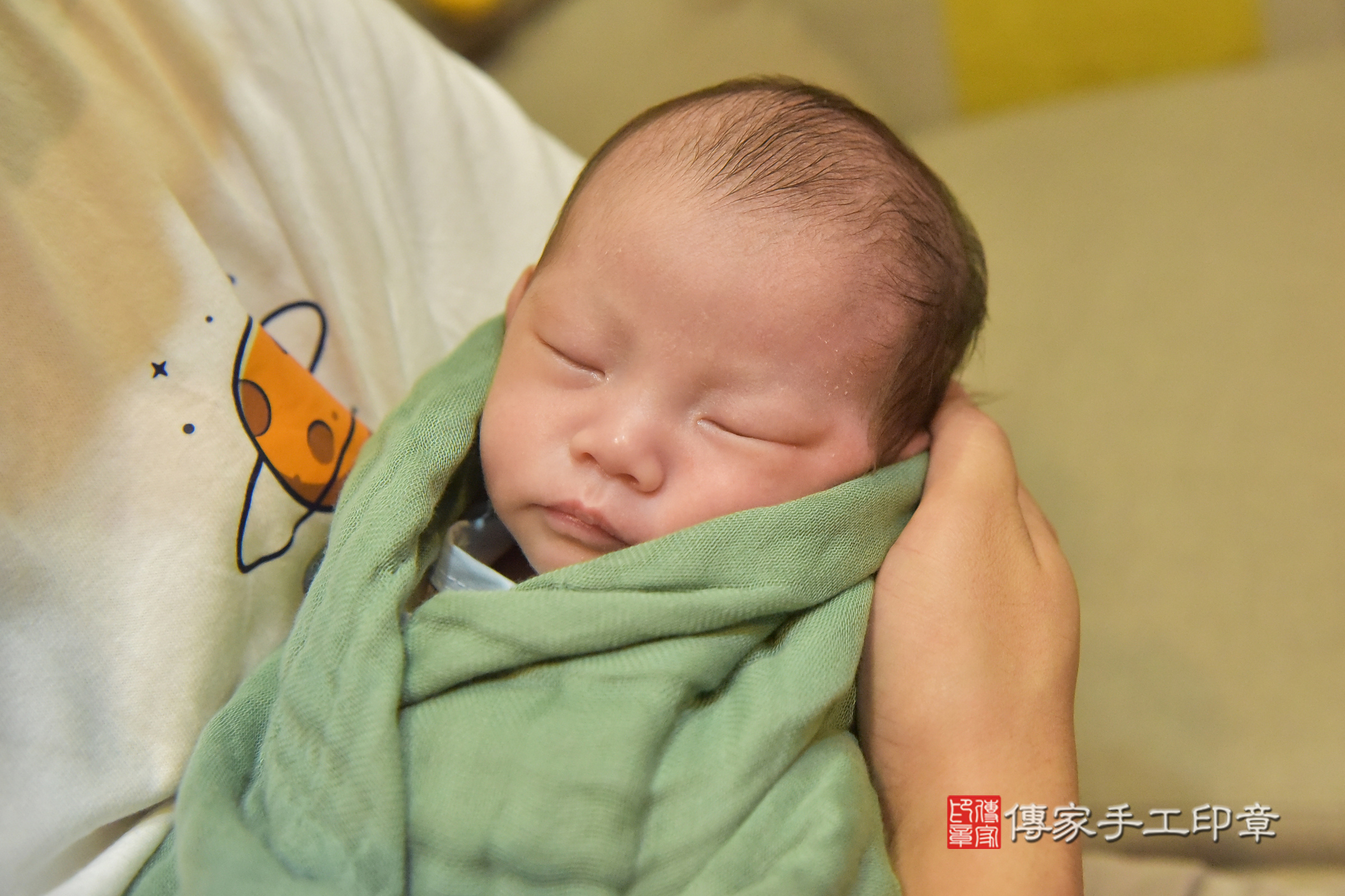 彤彤寶寶(台中市北屯區到府嬰兒彤彤寶寶滿月剃頭理髮、到府嬰兒剃胎毛儀式吉祥話)。到府剃頭剃胎毛主持、專業拍照、證書。★購買「臍帶章、肚臍章、胎毛筆刷印章」贈送：剃頭、收涎、抓周，三選一。2024.11.10，照片15