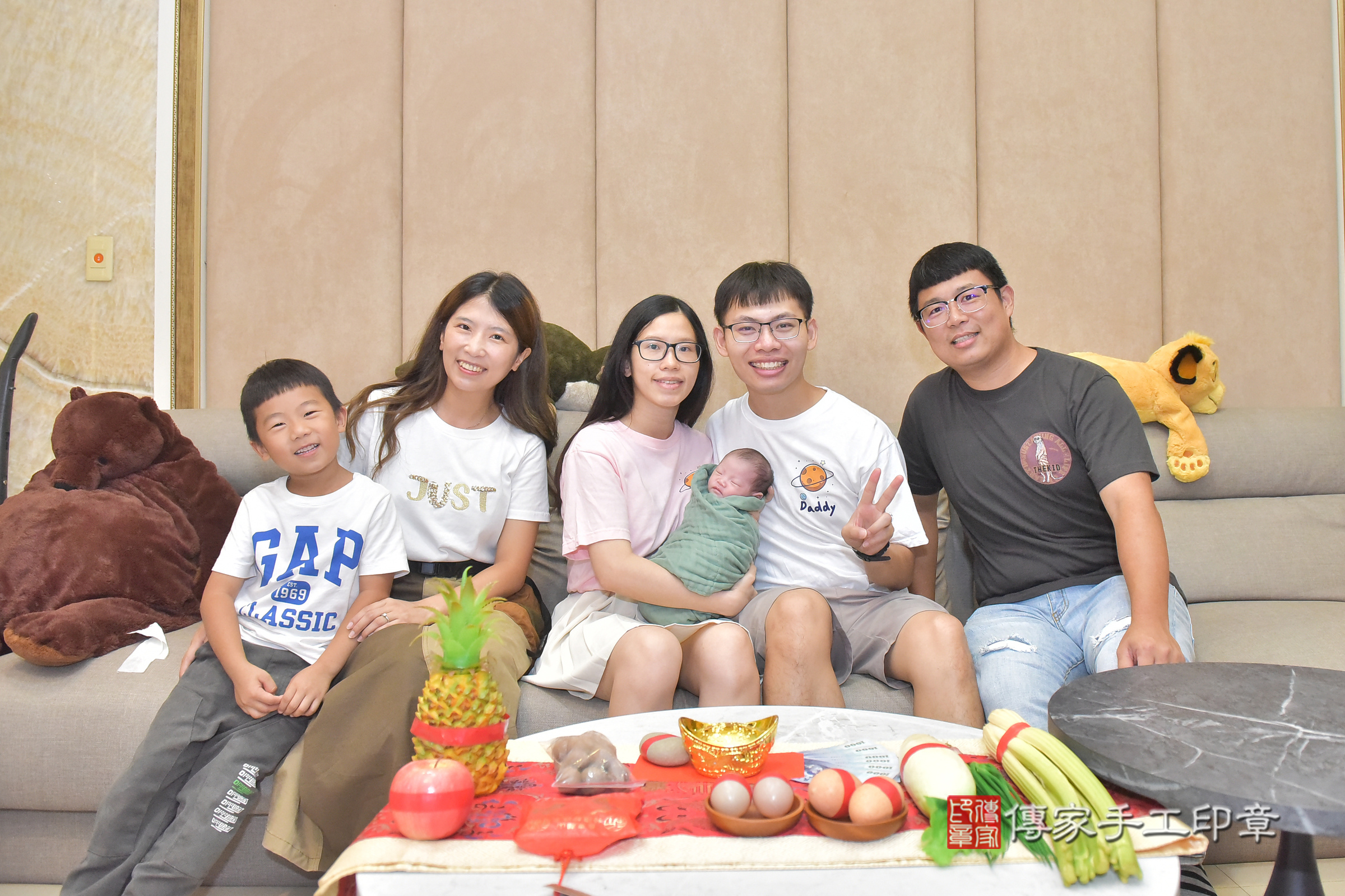 彤彤寶寶(台中市北屯區到府嬰兒彤彤寶寶滿月剃頭理髮、到府嬰兒剃胎毛儀式吉祥話)。到府剃頭剃胎毛主持、專業拍照、證書。★購買「臍帶章、肚臍章、胎毛筆刷印章」贈送：剃頭、收涎、抓周，三選一。2024.11.10，照片7