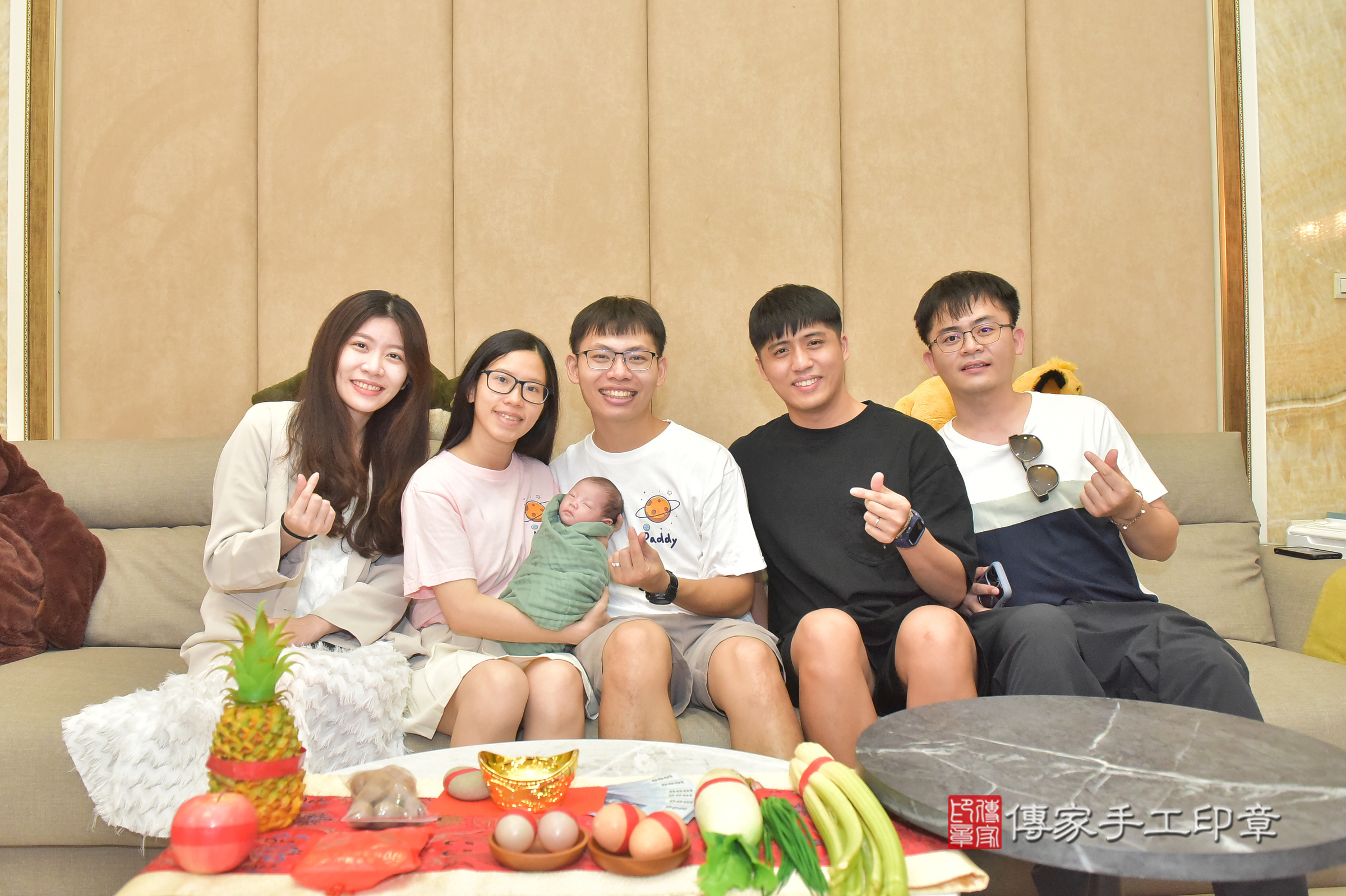 彤彤寶寶(台中市北屯區到府嬰兒彤彤寶寶滿月剃頭理髮、到府嬰兒剃胎毛儀式吉祥話)。到府剃頭剃胎毛主持、專業拍照、證書。★購買「臍帶章、肚臍章、胎毛筆刷印章」贈送：剃頭、收涎、抓周，三選一。2024.11.10，照片6