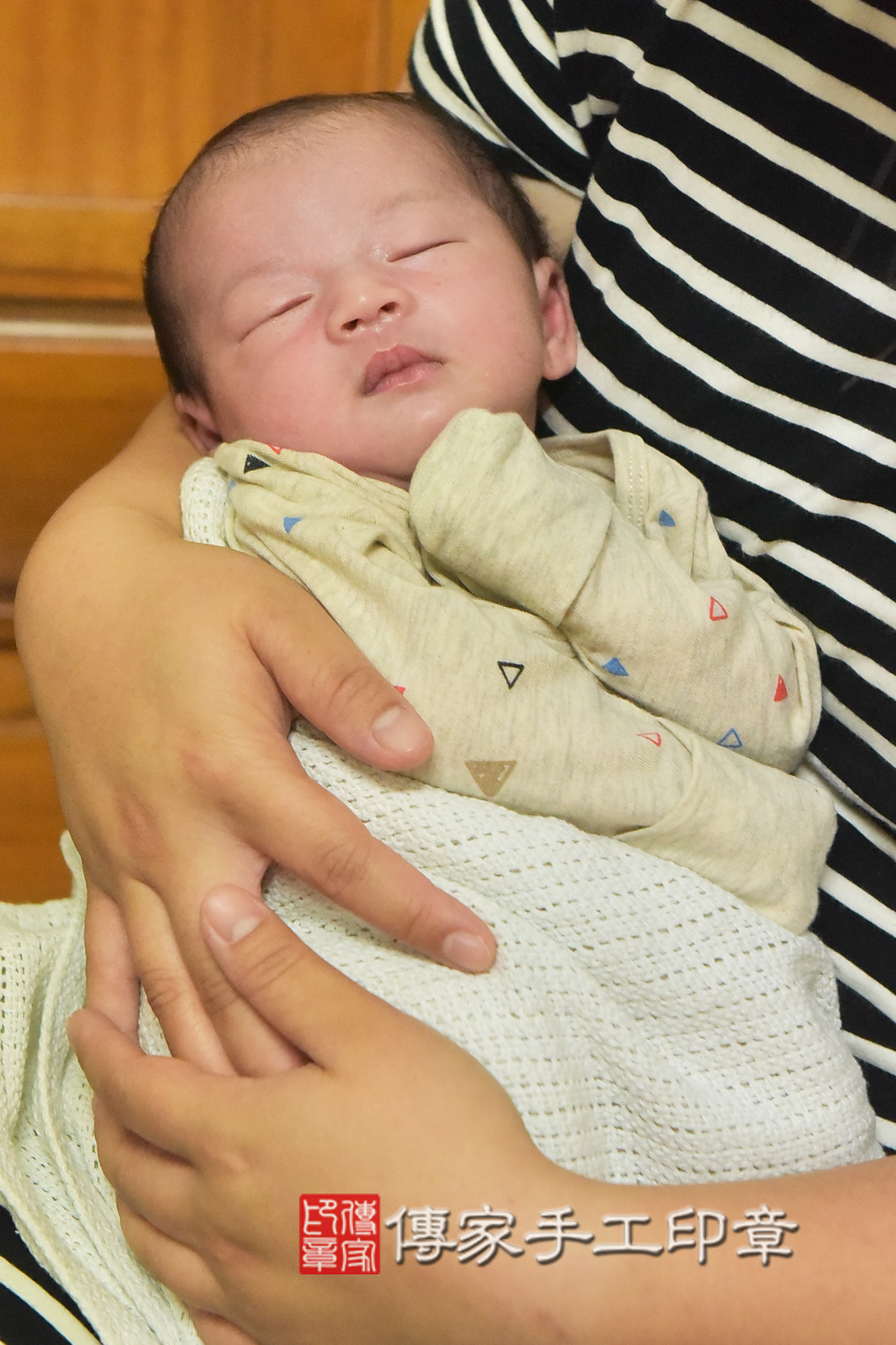 承承寶寶(台中市烏日區到府嬰兒承承寶寶滿月剃頭理髮、到府嬰兒剃胎毛儀式吉祥話)。到府剃頭剃胎毛主持、專業拍照、證書。★購買「臍帶章、肚臍章、胎毛筆刷印章」贈送：剃頭、收涎、抓周，三選一。2024.11.15，照片14