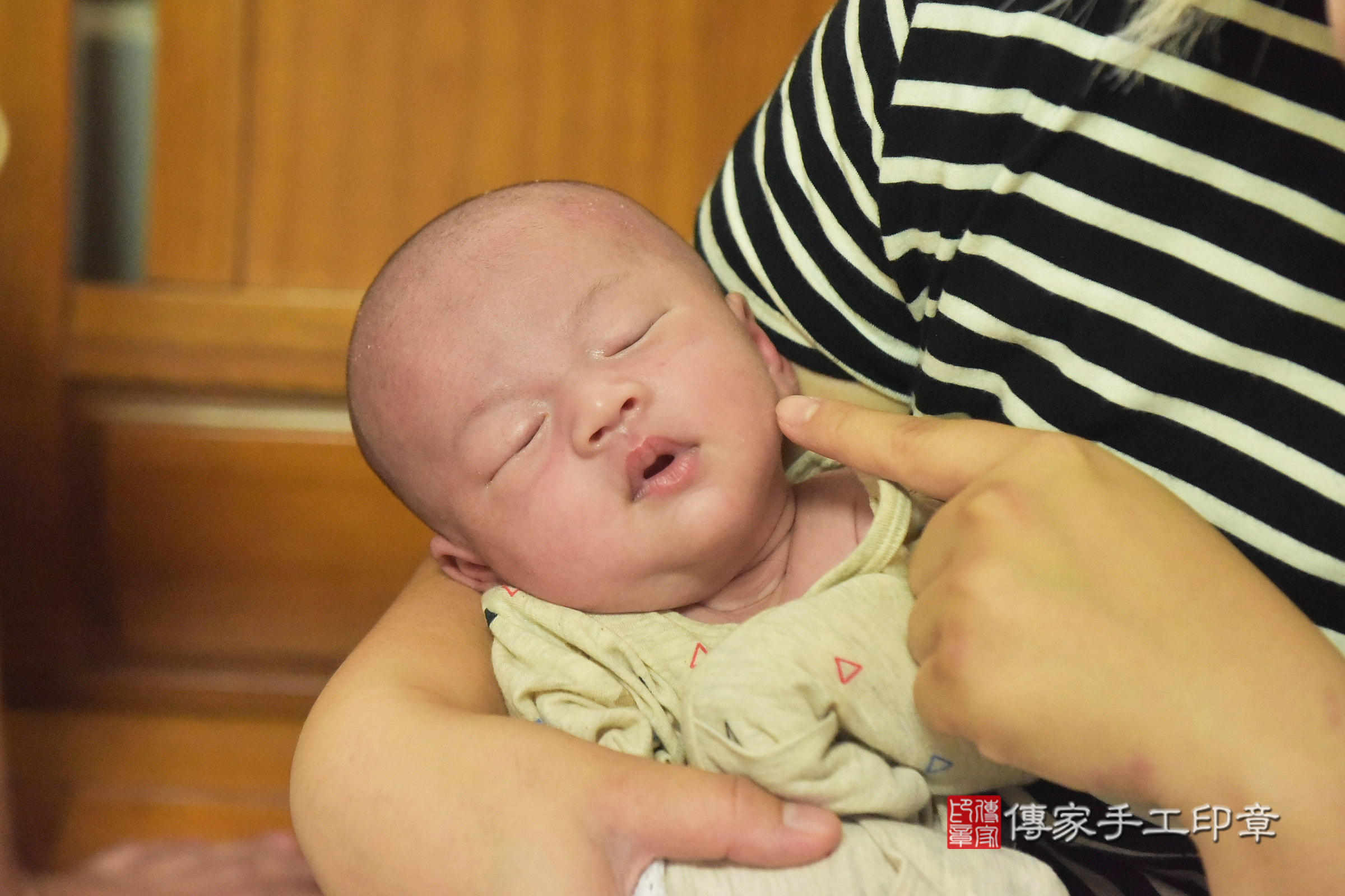 承承寶寶(台中市烏日區到府嬰兒承承寶寶滿月剃頭理髮、到府嬰兒剃胎毛儀式吉祥話)。到府剃頭剃胎毛主持、專業拍照、證書。★購買「臍帶章、肚臍章、胎毛筆刷印章」贈送：剃頭、收涎、抓周，三選一。2024.11.15，照片15