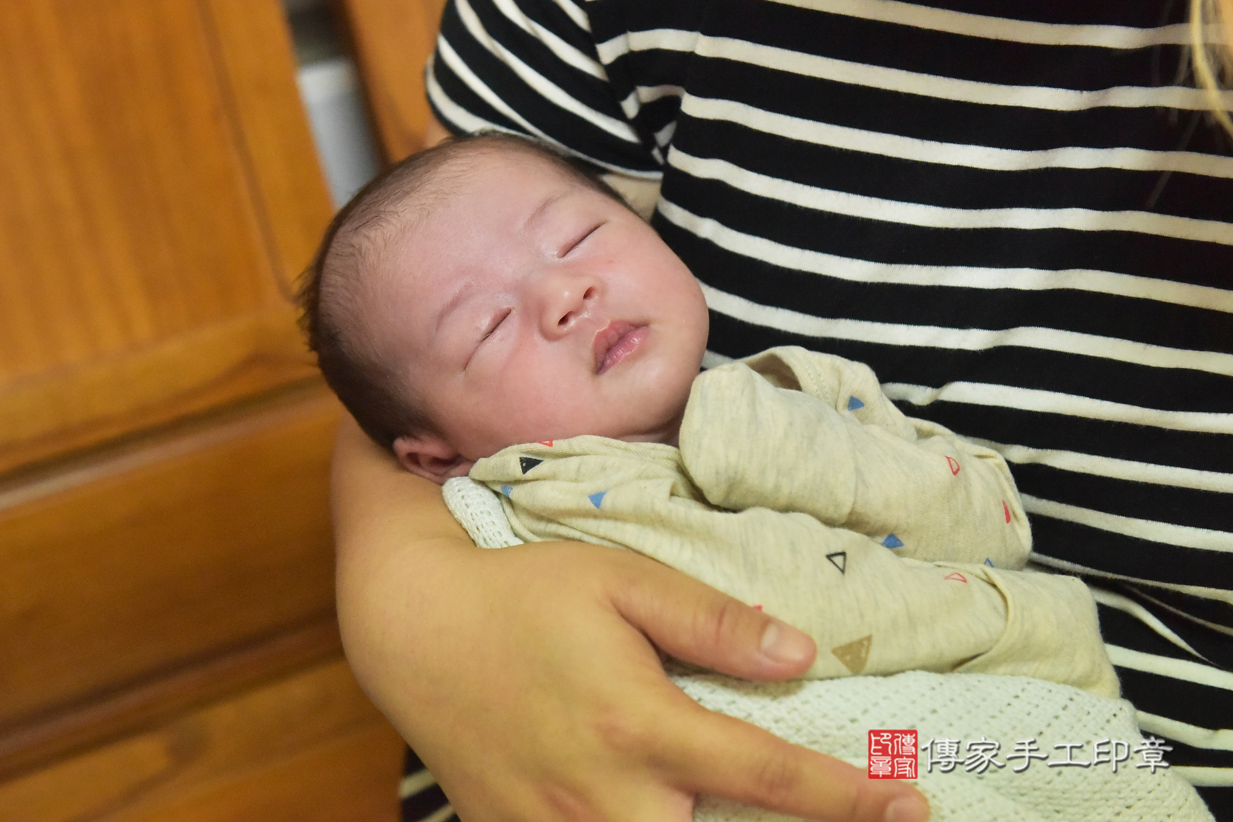 承承寶寶(台中市烏日區到府嬰兒承承寶寶滿月剃頭理髮、到府嬰兒剃胎毛儀式吉祥話)。到府剃頭剃胎毛主持、專業拍照、證書。★購買「臍帶章、肚臍章、胎毛筆刷印章」贈送：剃頭、收涎、抓周，三選一。2024.11.15，照片13