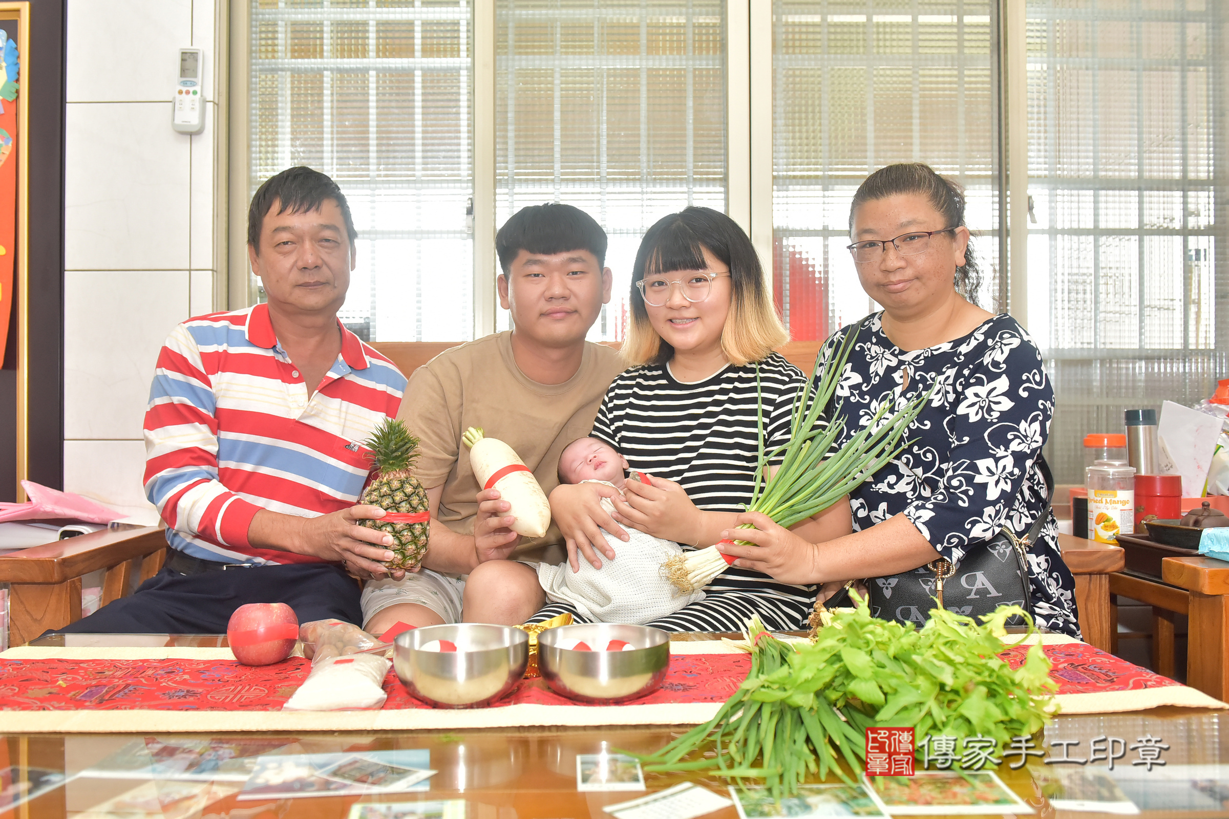 承承寶寶(台中市烏日區到府嬰兒承承寶寶滿月剃頭理髮、到府嬰兒剃胎毛儀式吉祥話)。到府剃頭剃胎毛主持、專業拍照、證書。★購買「臍帶章、肚臍章、胎毛筆刷印章」贈送：剃頭、收涎、抓周，三選一。2024.11.15，照片11