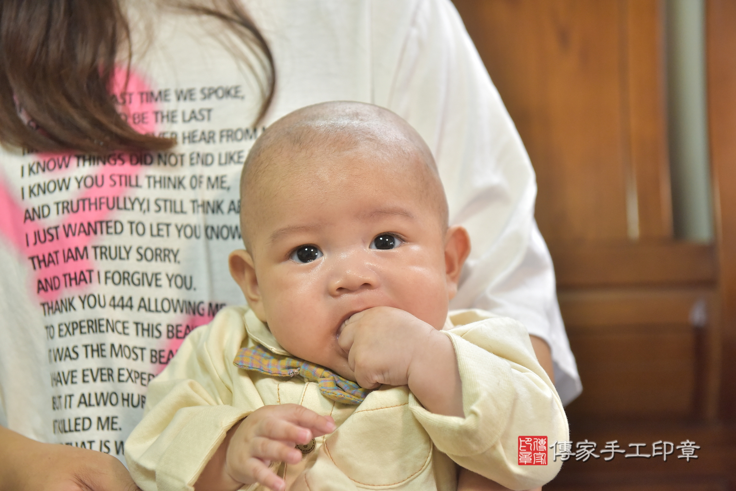 小宇寶寶(台中市豐原區到府嬰兒小宇寶寶滿月剃頭理髮、到府嬰兒剃胎毛儀式吉祥話)。到府剃頭剃胎毛主持、專業拍照、證書。★購買「臍帶章、肚臍章、胎毛筆刷印章」贈送：剃頭、收涎、抓周，三選一。2024.11.16，照片11