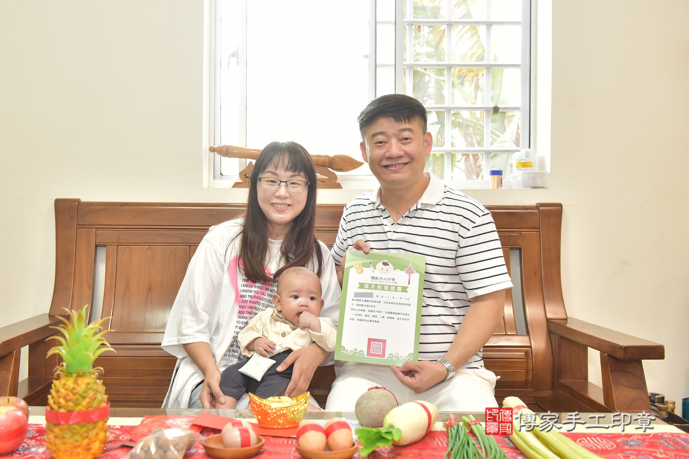 小宇寶寶(台中市豐原區到府嬰兒小宇寶寶滿月剃頭理髮、到府嬰兒剃胎毛儀式吉祥話)。到府剃頭剃胎毛主持、專業拍照、證書。★購買「臍帶章、肚臍章、胎毛筆刷印章」贈送：剃頭、收涎、抓周，三選一。2024.11.16，照片15