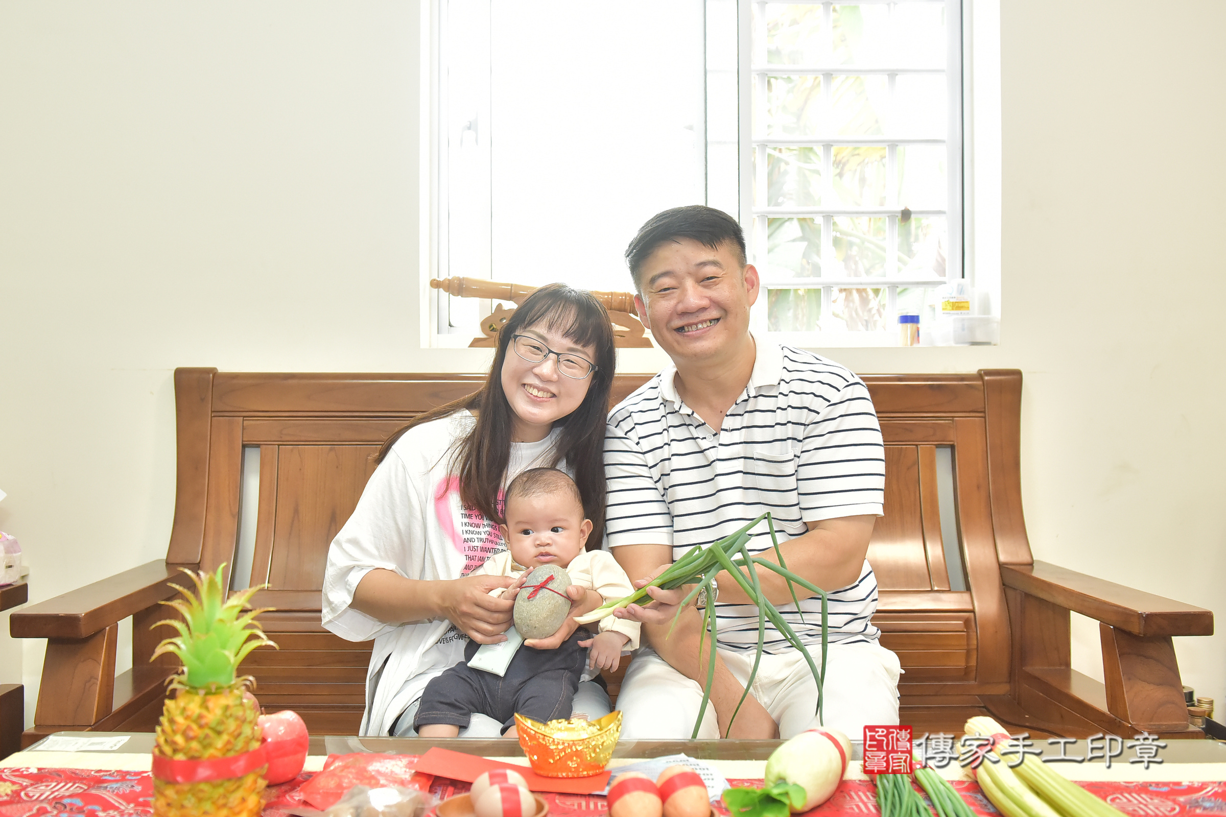 小宇寶寶(台中市豐原區到府嬰兒小宇寶寶滿月剃頭理髮、到府嬰兒剃胎毛儀式吉祥話)。到府剃頭剃胎毛主持、專業拍照、證書。★購買「臍帶章、肚臍章、胎毛筆刷印章」贈送：剃頭、收涎、抓周，三選一。2024.11.16，照片10