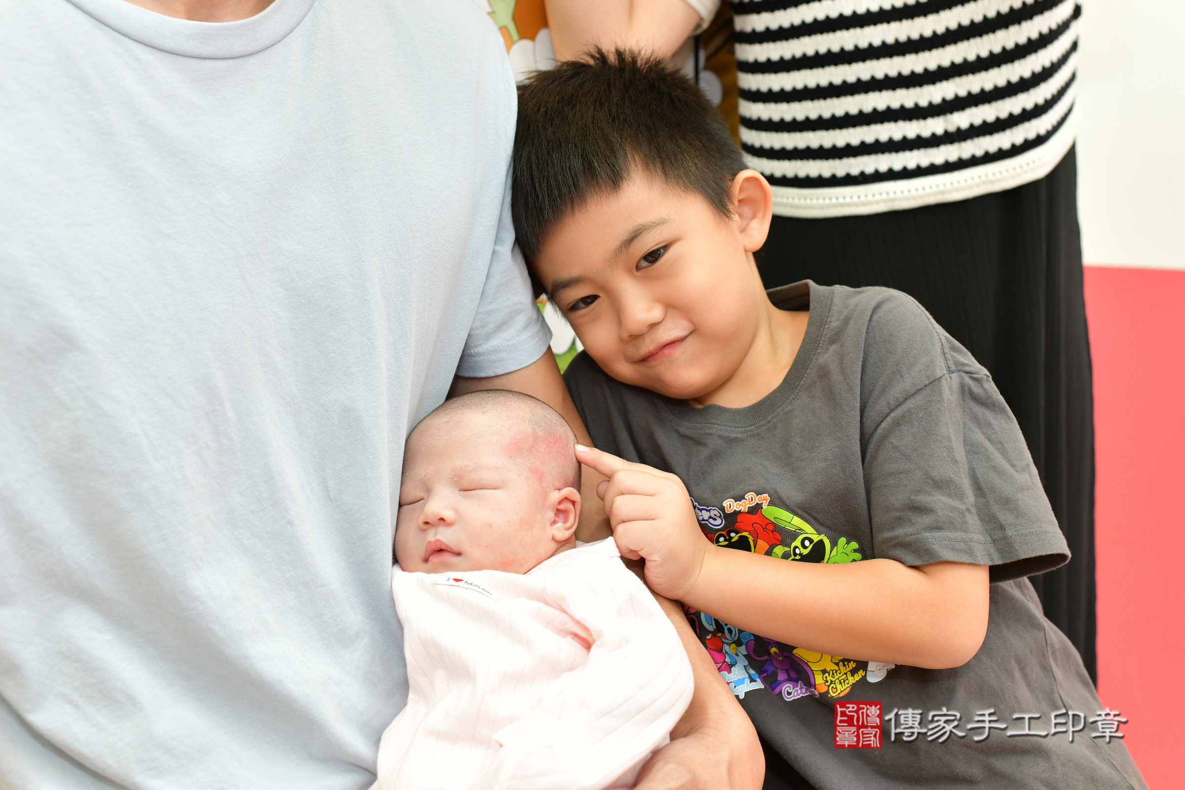 小羽寶寶(台中市北區嬰兒寶寶滿月剃頭理髮、嬰兒剃胎毛儀式吉祥話)。中國風會場，爸媽寶貝穿「日中韓」古裝禮服。專業拍照、證書。★購買「臍帶章、肚臍章、胎毛筆刷印章」贈送：剃頭、收涎、抓周，三選一。2024.11.17，照片8