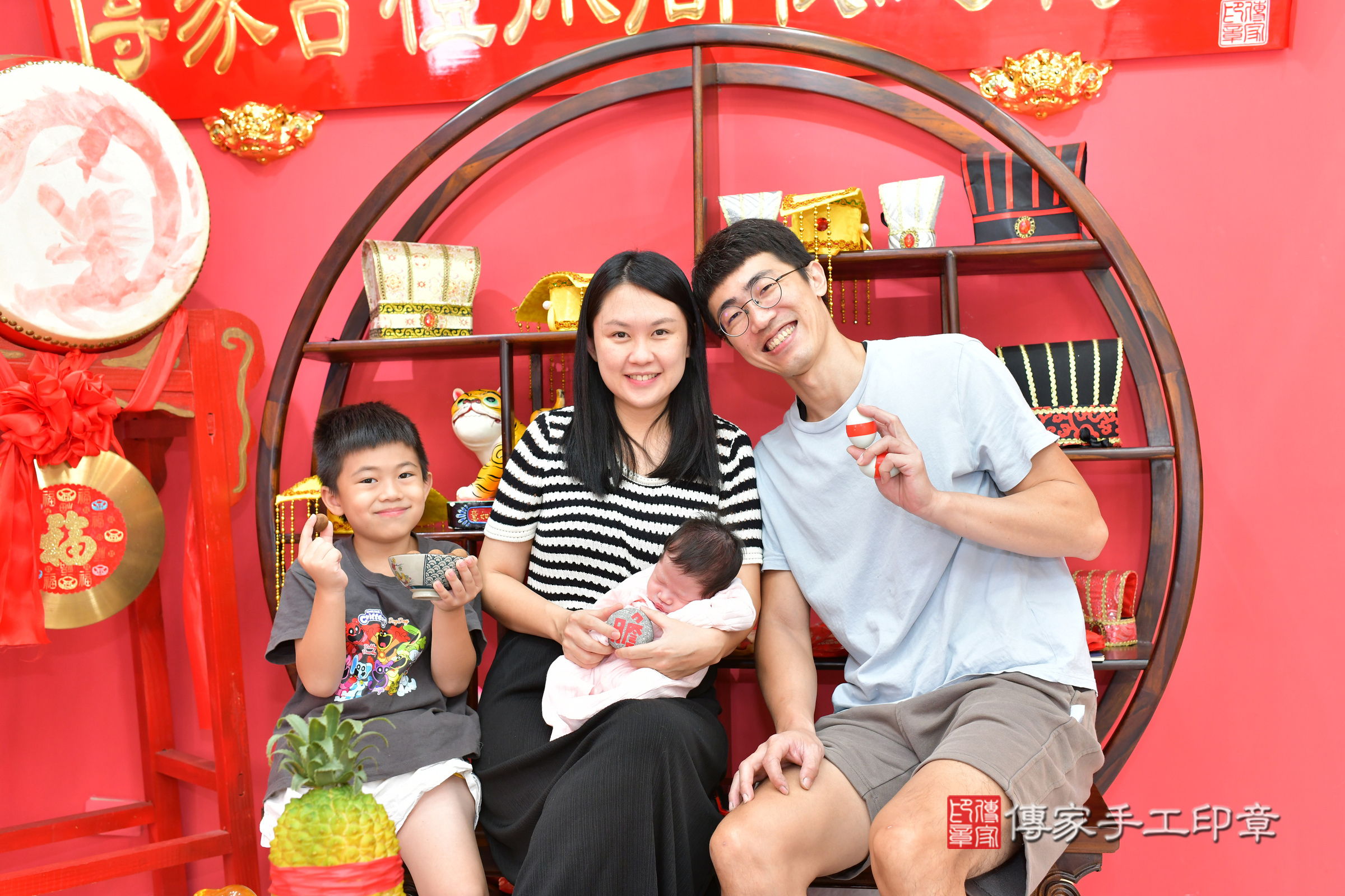 小羽寶寶(台中市北區嬰兒寶寶滿月剃頭理髮、嬰兒剃胎毛儀式吉祥話)。中國風會場，爸媽寶貝穿「日中韓」古裝禮服。專業拍照、證書。★購買「臍帶章、肚臍章、胎毛筆刷印章」贈送：剃頭、收涎、抓周，三選一。2024.11.17，照片3