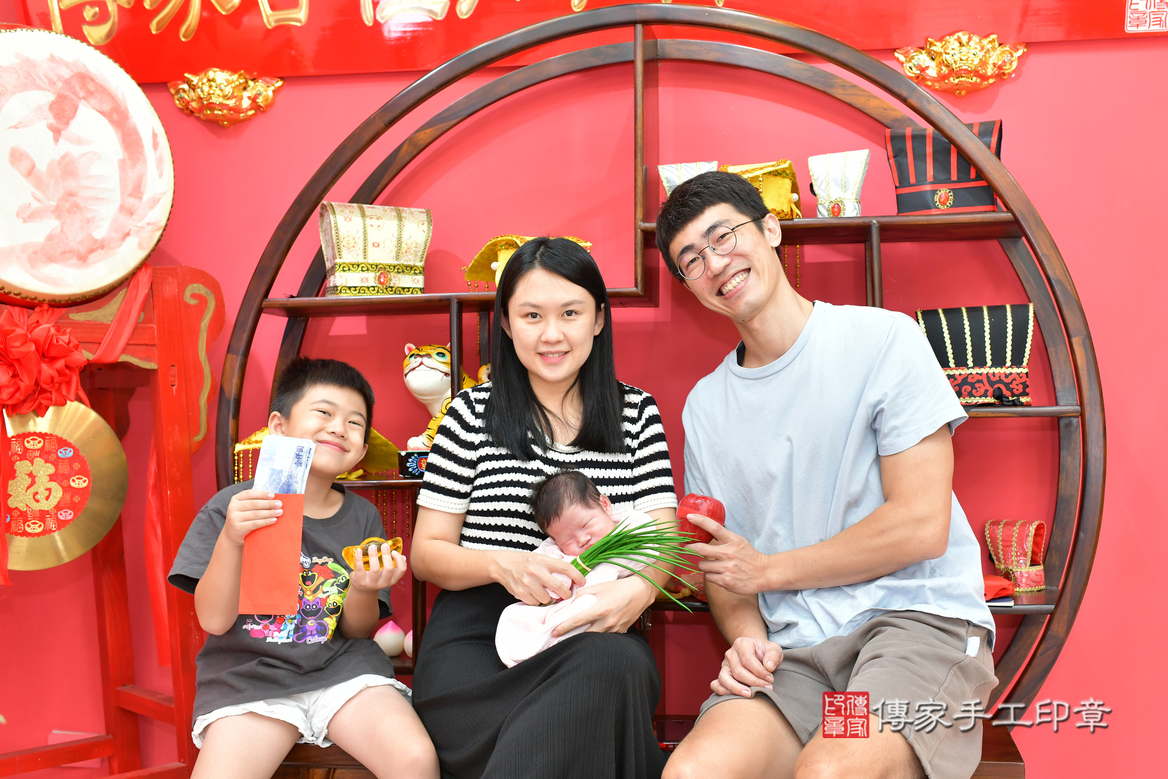 小羽寶寶(台中市北區嬰兒寶寶滿月剃頭理髮、嬰兒剃胎毛儀式吉祥話)。中國風會場，爸媽寶貝穿「日中韓」古裝禮服。專業拍照、證書。★購買「臍帶章、肚臍章、胎毛筆刷印章」贈送：剃頭、收涎、抓周，三選一。2024.11.17，照片4