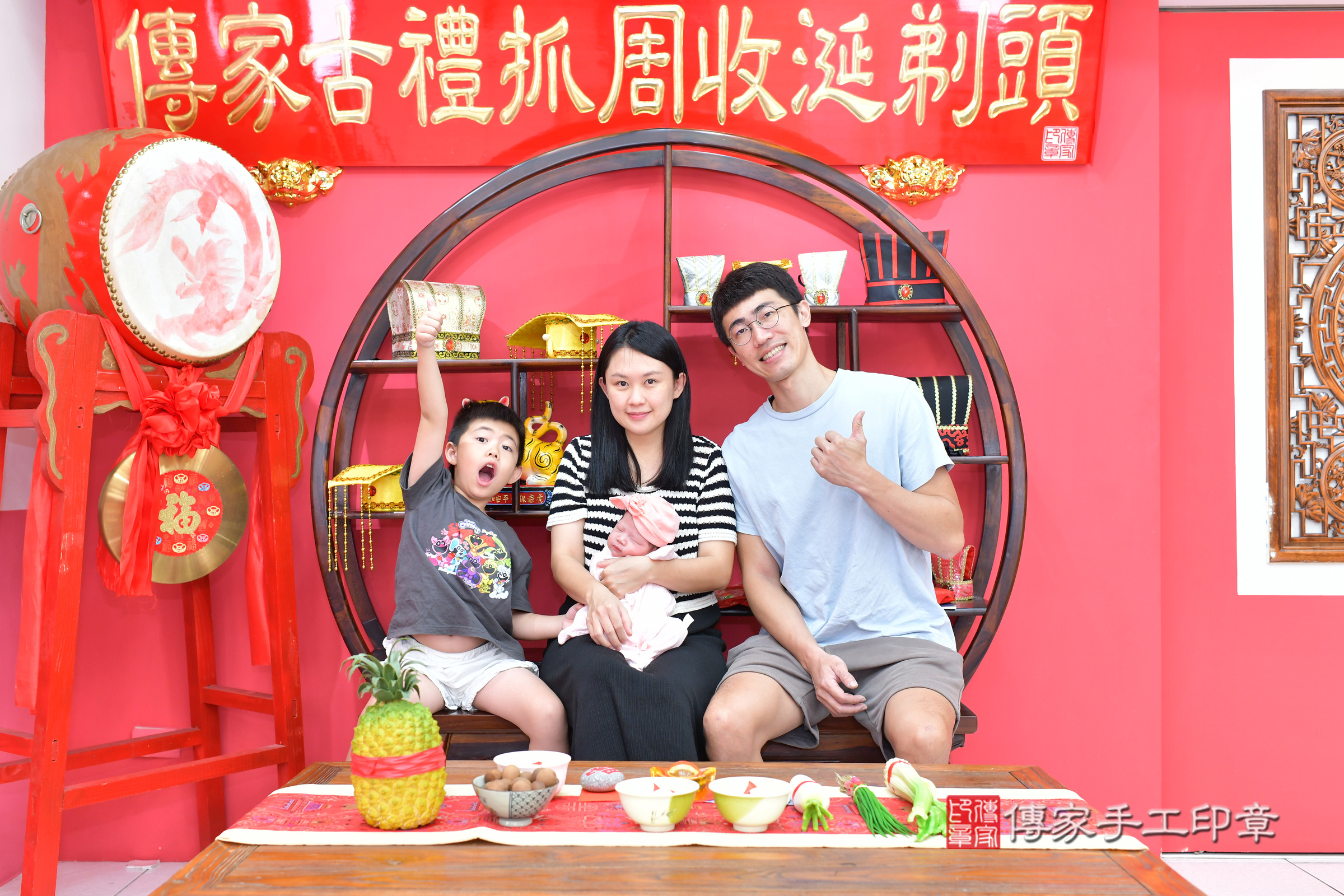 小羽寶寶(台中市北區嬰兒寶寶滿月剃頭理髮、嬰兒剃胎毛儀式吉祥話)。中國風會場，爸媽寶貝穿「日中韓」古裝禮服。專業拍照、證書。★購買「臍帶章、肚臍章、胎毛筆刷印章」贈送：剃頭、收涎、抓周，三選一。2024.11.17，照片2