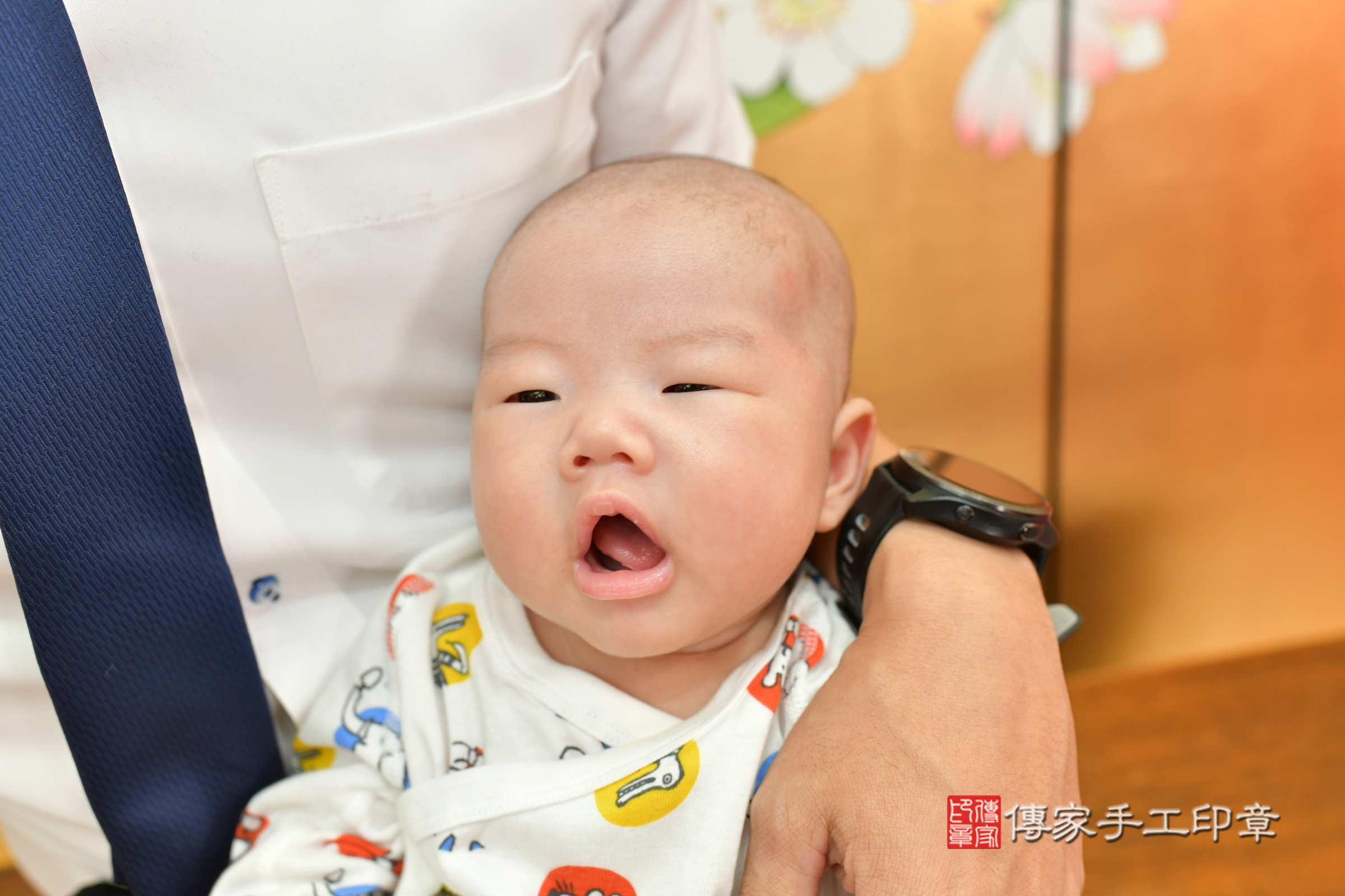 小墨寶寶(台中市北區嬰兒寶寶滿月剃頭理髮、嬰兒剃胎毛儀式吉祥話)。中國風會場，爸媽寶貝穿「日中韓」古裝禮服。專業拍照、證書。★購買「臍帶章、肚臍章、胎毛筆刷印章」贈送：剃頭、收涎、抓周，三選一。2024.11.21，照片11