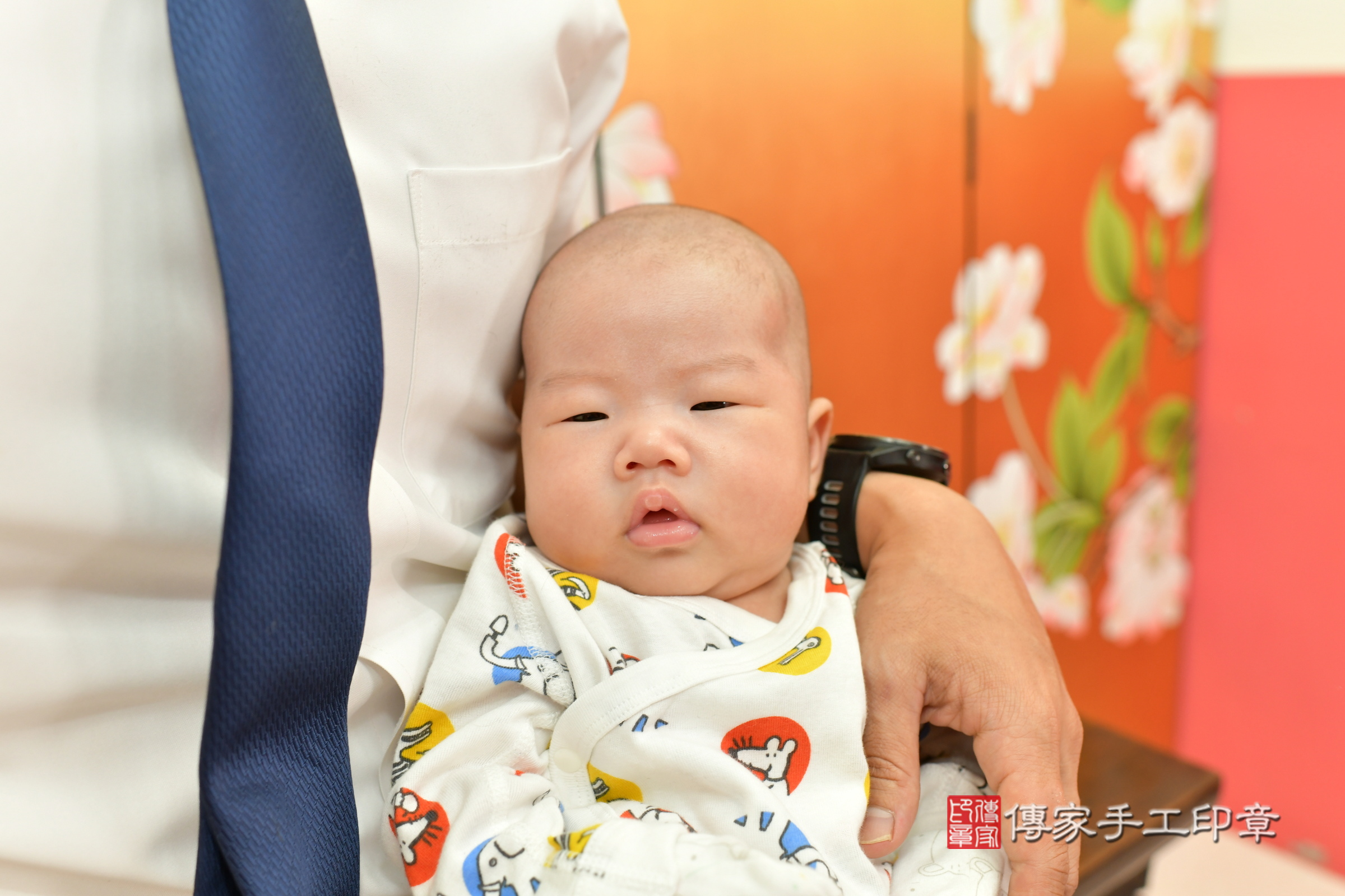 小墨寶寶(台中市北區嬰兒寶寶滿月剃頭理髮、嬰兒剃胎毛儀式吉祥話)。中國風會場，爸媽寶貝穿「日中韓」古裝禮服。專業拍照、證書。★購買「臍帶章、肚臍章、胎毛筆刷印章」贈送：剃頭、收涎、抓周，三選一。2024.11.21，照片10