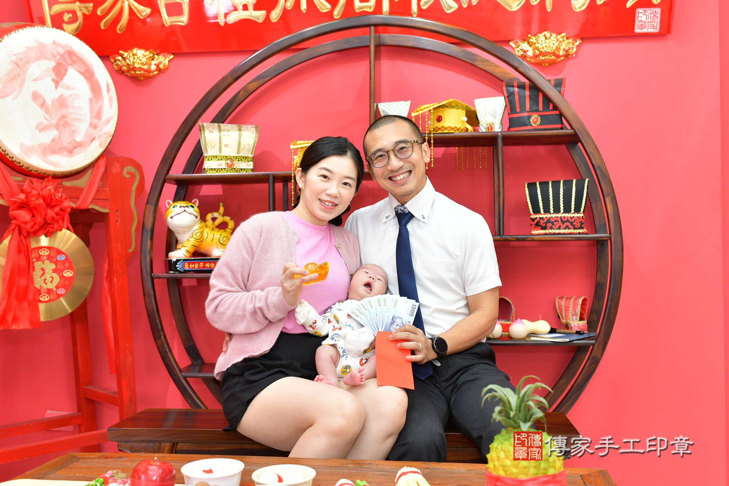 小墨寶寶(台中市北區嬰兒寶寶滿月剃頭理髮、嬰兒剃胎毛儀式吉祥話)。中國風會場，爸媽寶貝穿「日中韓」古裝禮服。專業拍照、證書。★購買「臍帶章、肚臍章、胎毛筆刷印章」贈送：剃頭、收涎、抓周，三選一。2024.11.21，照片7
