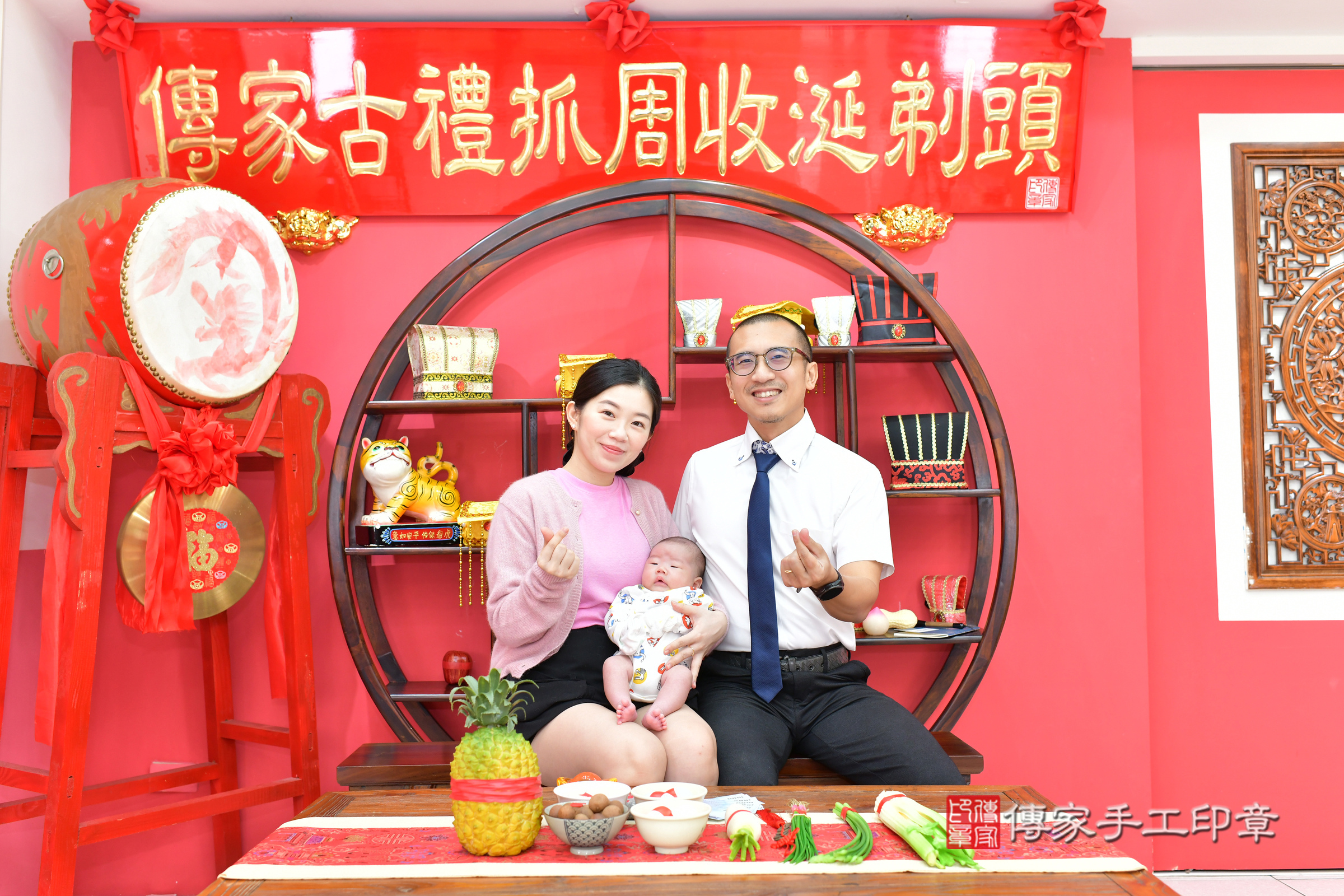 小墨寶寶(台中市北區嬰兒寶寶滿月剃頭理髮、嬰兒剃胎毛儀式吉祥話)。中國風會場，爸媽寶貝穿「日中韓」古裝禮服。專業拍照、證書。★購買「臍帶章、肚臍章、胎毛筆刷印章」贈送：剃頭、收涎、抓周，三選一。2024.11.21，照片3