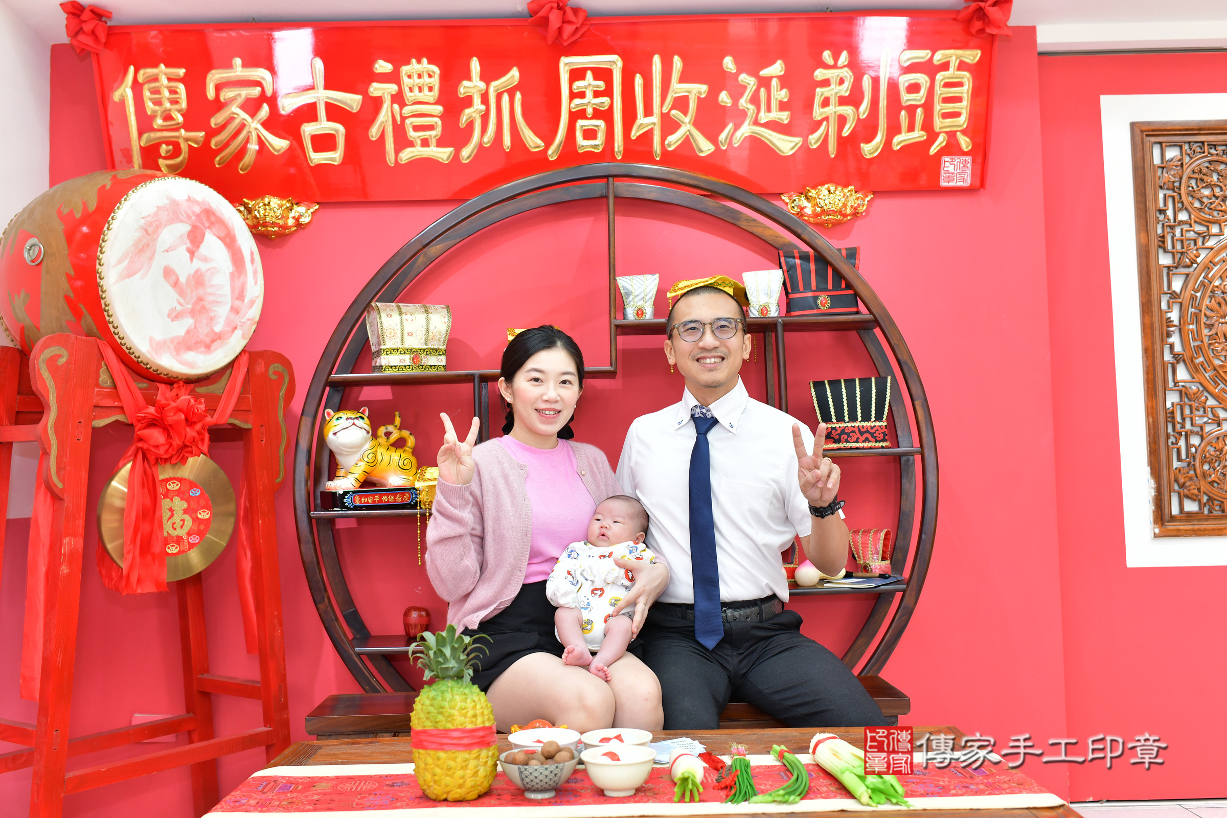 小墨寶寶(台中市北區嬰兒寶寶滿月剃頭理髮、嬰兒剃胎毛儀式吉祥話)。中國風會場，爸媽寶貝穿「日中韓」古裝禮服。專業拍照、證書。★購買「臍帶章、肚臍章、胎毛筆刷印章」贈送：剃頭、收涎、抓周，三選一。2024.11.21，照片2
