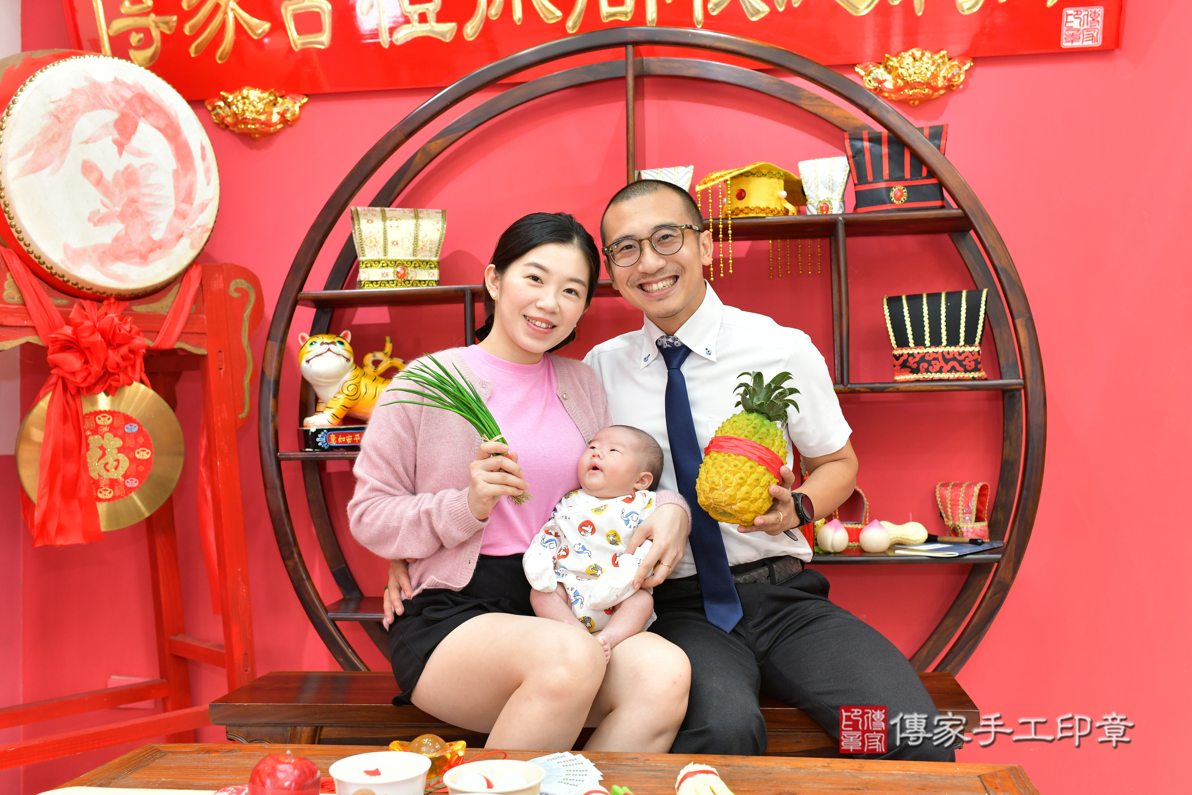 小墨寶寶(台中市北區嬰兒寶寶滿月剃頭理髮、嬰兒剃胎毛儀式吉祥話)。中國風會場，爸媽寶貝穿「日中韓」古裝禮服。專業拍照、證書。★購買「臍帶章、肚臍章、胎毛筆刷印章」贈送：剃頭、收涎、抓周，三選一。2024.11.21，照片6