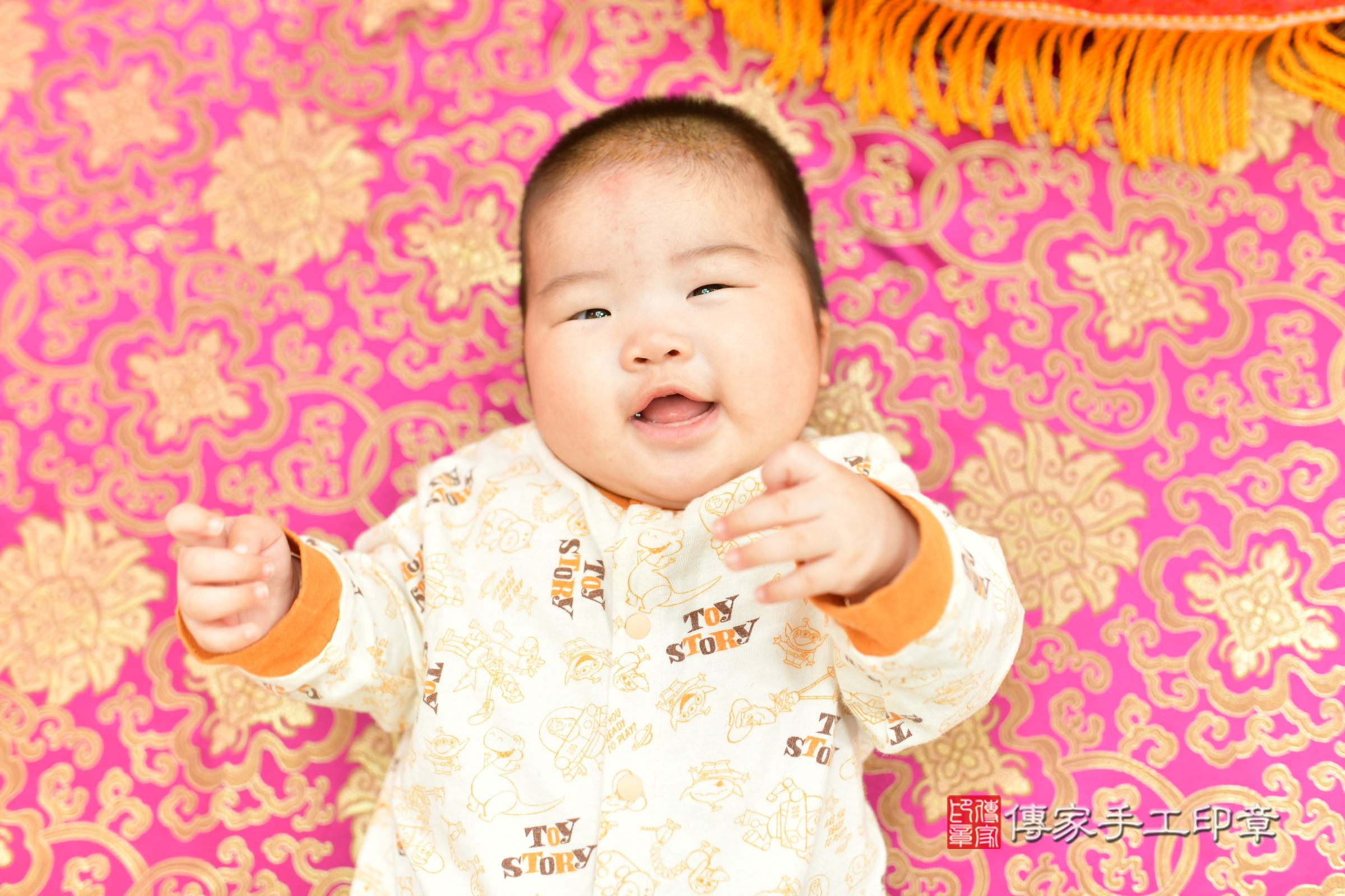 小靚寶寶(台中市北區嬰兒寶寶滿月剃頭理髮、嬰兒剃胎毛儀式吉祥話)。中國風會場，爸媽寶貝穿「日中韓」古裝禮服。專業拍照、證書。★購買「臍帶章、肚臍章、胎毛筆刷印章」贈送：剃頭、收涎、抓周，三選一。2024.11.27，照片12