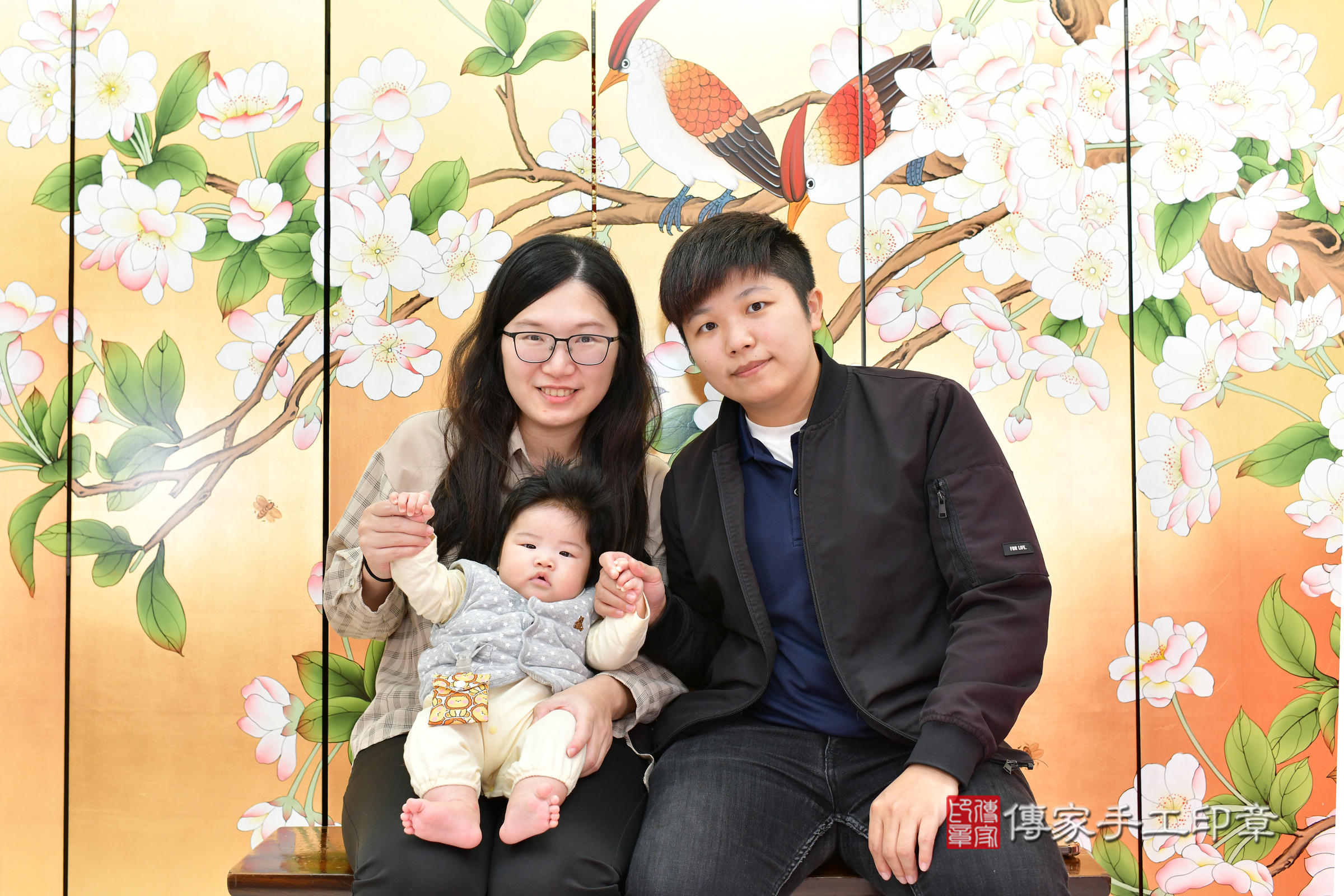 小靚寶寶(台中市北區嬰兒寶寶滿月剃頭理髮、嬰兒剃胎毛儀式吉祥話)。中國風會場，爸媽寶貝穿「日中韓」古裝禮服。專業拍照、證書。★購買「臍帶章、肚臍章、胎毛筆刷印章」贈送：剃頭、收涎、抓周，三選一。2024.11.27，照片3