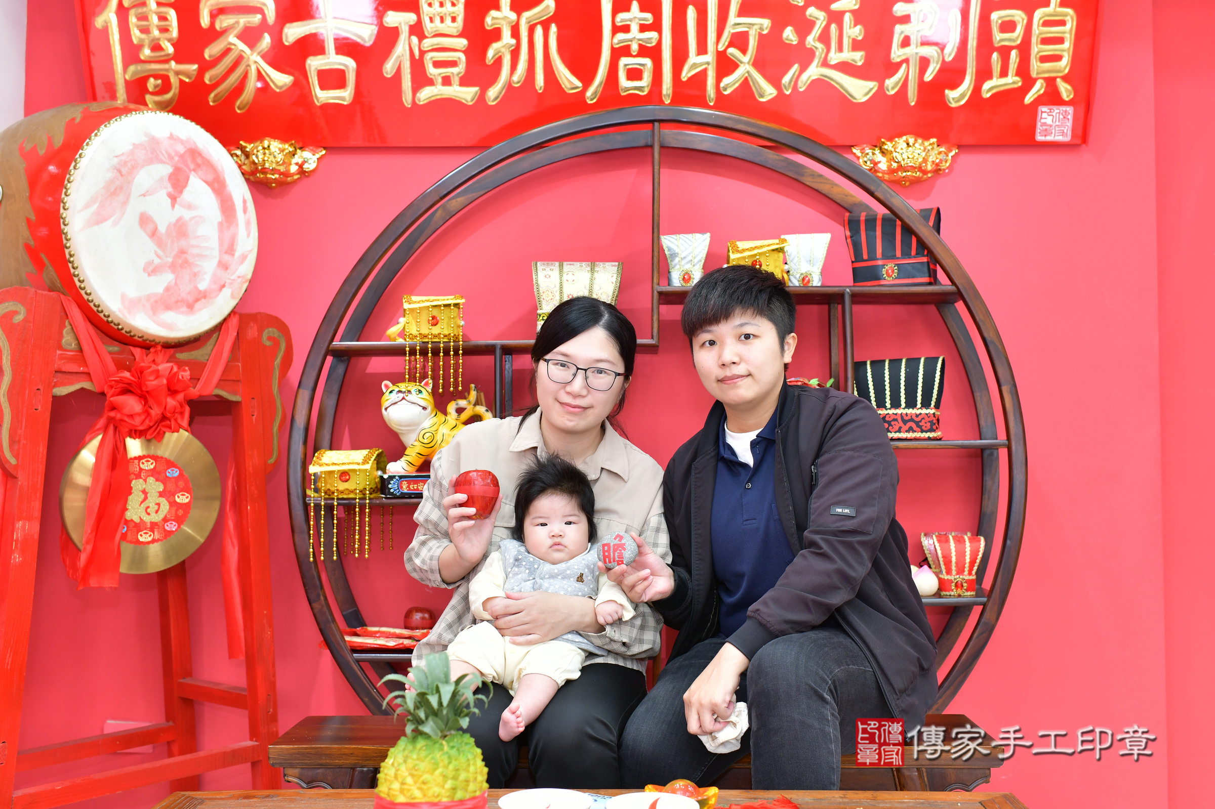 小靚寶寶(台中市北區嬰兒寶寶滿月剃頭理髮、嬰兒剃胎毛儀式吉祥話)。中國風會場，爸媽寶貝穿「日中韓」古裝禮服。專業拍照、證書。★購買「臍帶章、肚臍章、胎毛筆刷印章」贈送：剃頭、收涎、抓周，三選一。2024.11.27，照片10