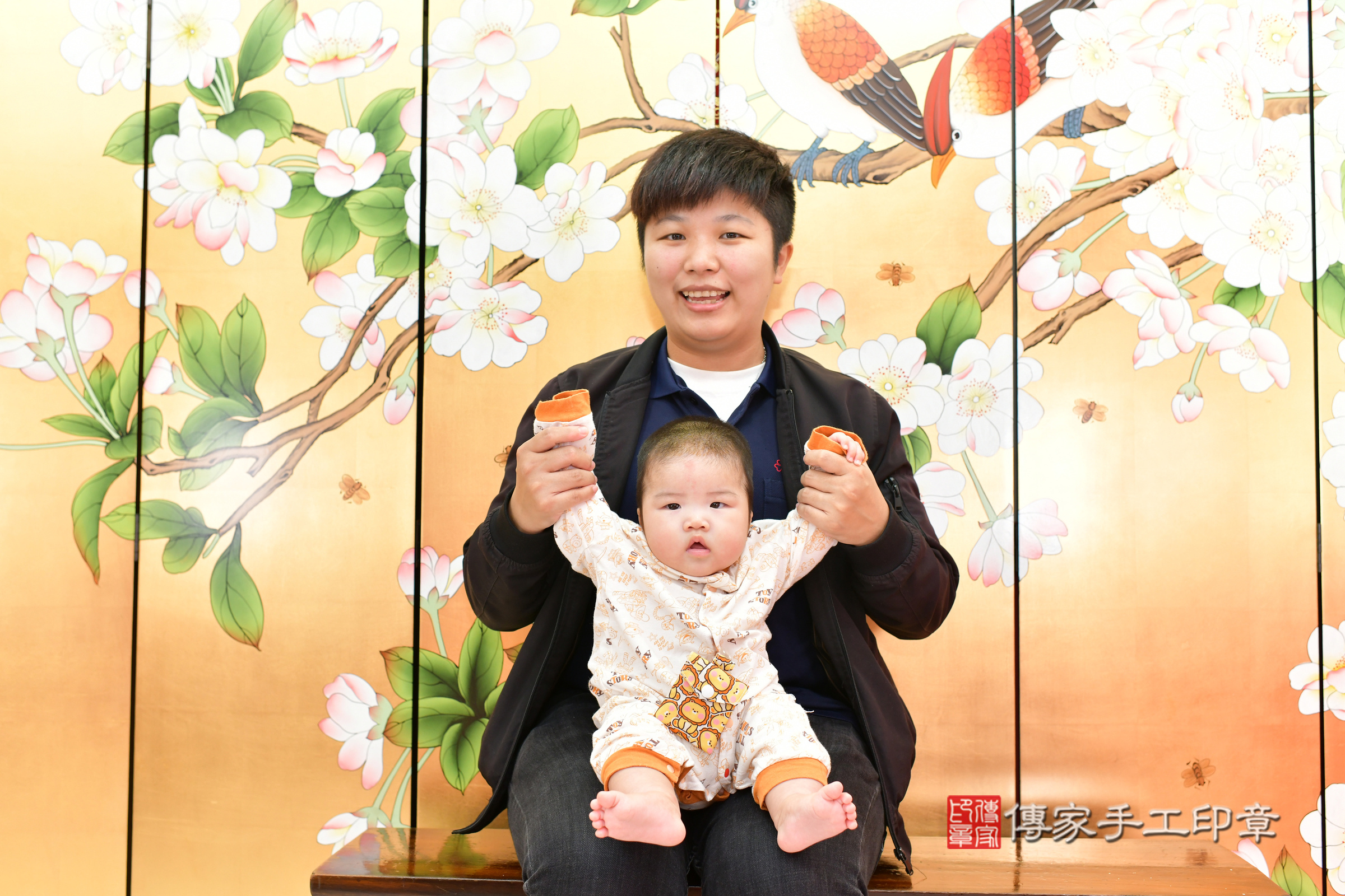小靚寶寶(台中市北區嬰兒寶寶滿月剃頭理髮、嬰兒剃胎毛儀式吉祥話)。中國風會場，爸媽寶貝穿「日中韓」古裝禮服。專業拍照、證書。★購買「臍帶章、肚臍章、胎毛筆刷印章」贈送：剃頭、收涎、抓周，三選一。2024.11.27，照片14