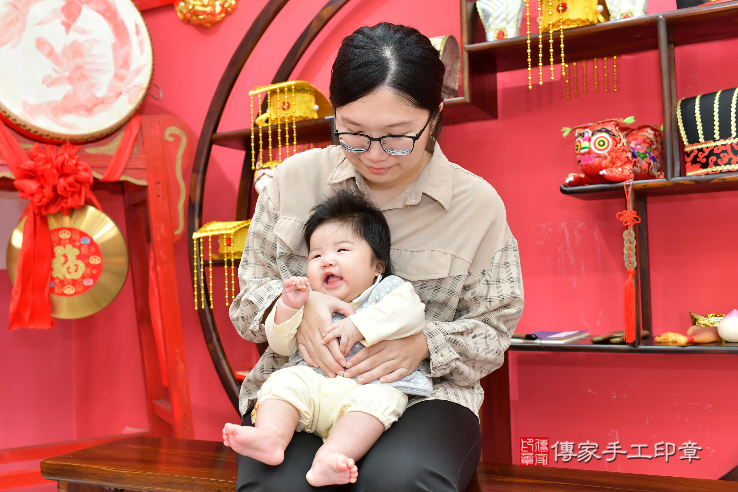 小靚寶寶(台中市北區嬰兒寶寶滿月剃頭理髮、嬰兒剃胎毛儀式吉祥話)。中國風會場，爸媽寶貝穿「日中韓」古裝禮服。專業拍照、證書。★購買「臍帶章、肚臍章、胎毛筆刷印章」贈送：剃頭、收涎、抓周，三選一。2024.11.27，照片7