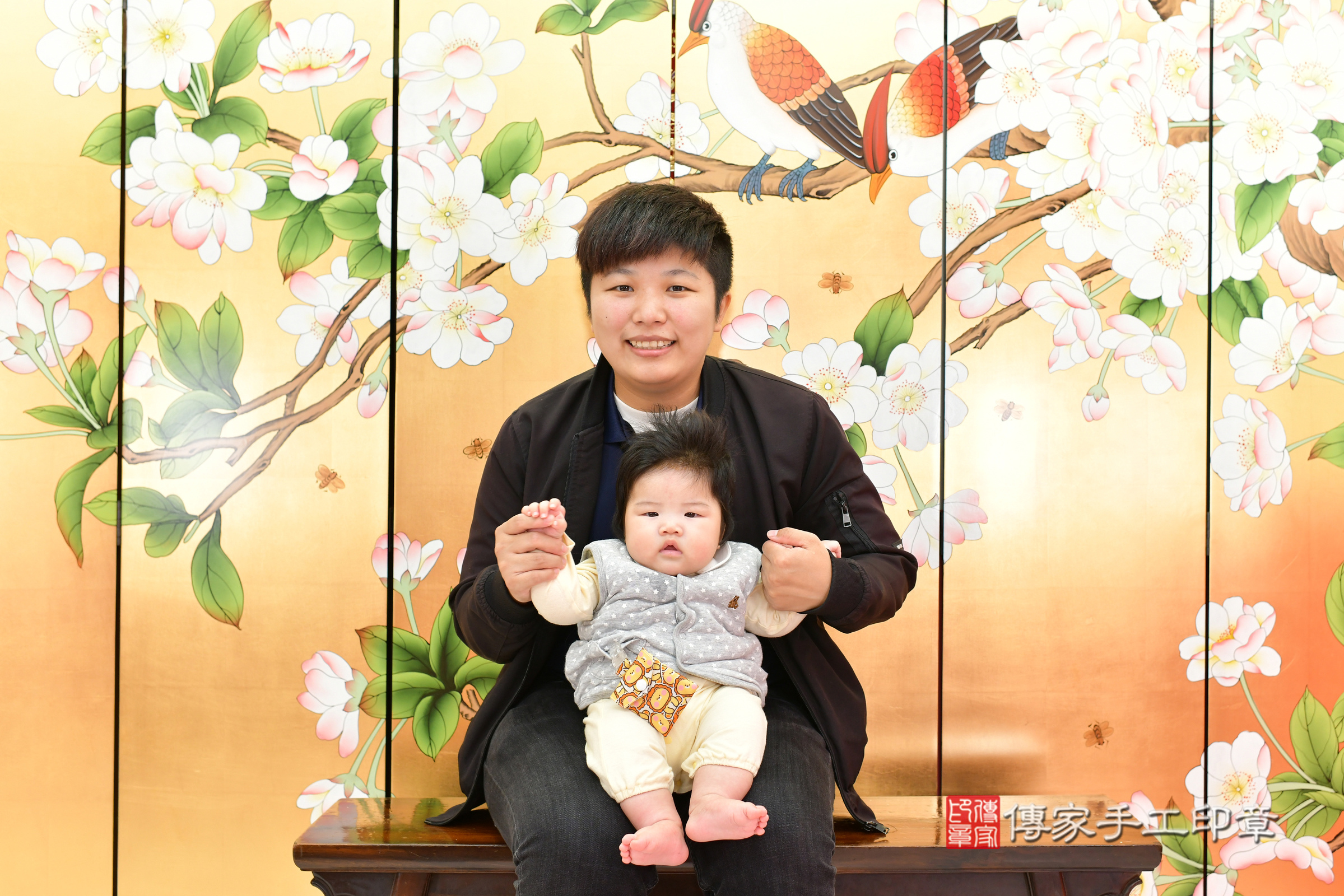 小靚寶寶(台中市北區嬰兒寶寶滿月剃頭理髮、嬰兒剃胎毛儀式吉祥話)。中國風會場，爸媽寶貝穿「日中韓」古裝禮服。專業拍照、證書。★購買「臍帶章、肚臍章、胎毛筆刷印章」贈送：剃頭、收涎、抓周，三選一。2024.11.27，照片4