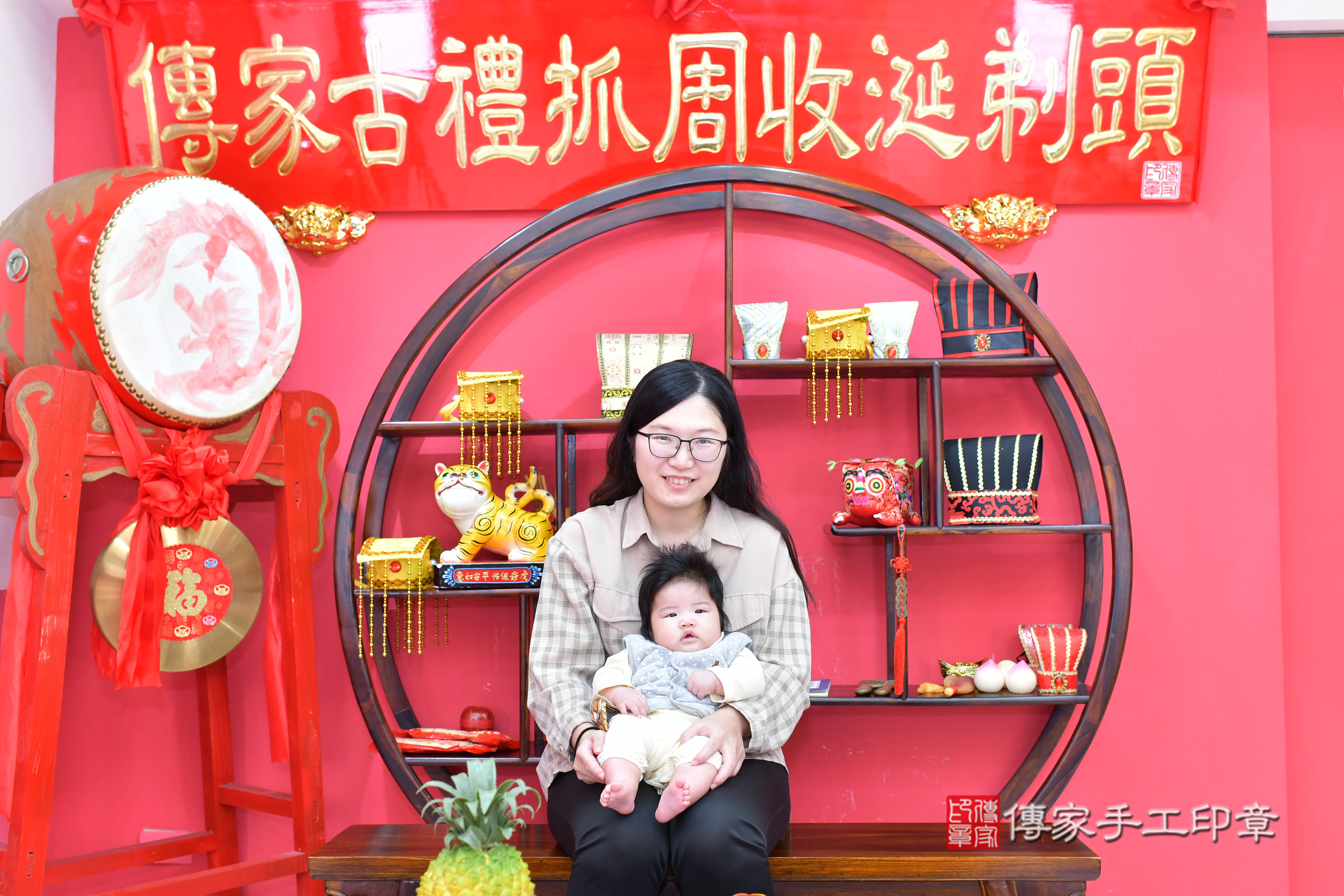 小靚寶寶(台中市北區嬰兒寶寶滿月剃頭理髮、嬰兒剃胎毛儀式吉祥話)。中國風會場，爸媽寶貝穿「日中韓」古裝禮服。專業拍照、證書。★購買「臍帶章、肚臍章、胎毛筆刷印章」贈送：剃頭、收涎、抓周，三選一。2024.11.27，照片9