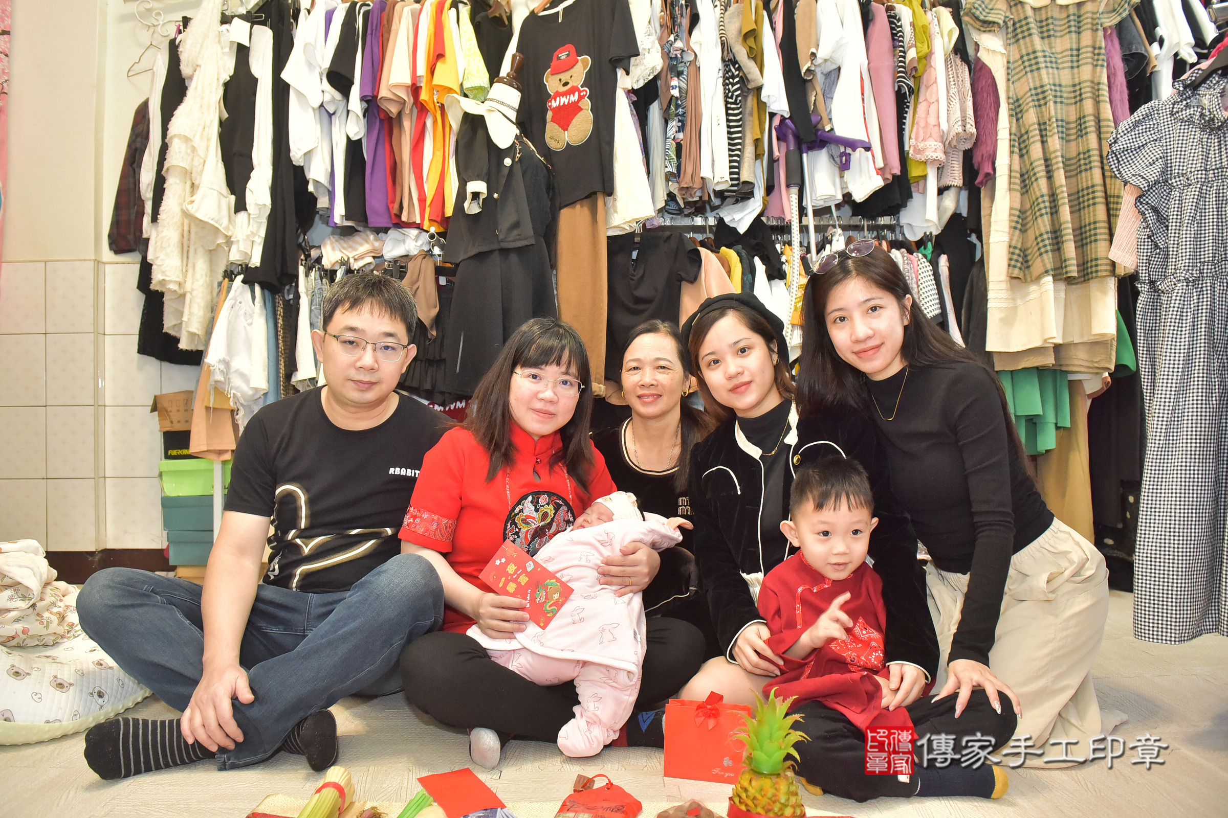 小妤寶寶(彰化縣到府嬰兒小妤寶寶滿月剃頭理髮、到府嬰兒剃胎毛儀式吉祥話)。到府剃頭剃胎毛主持、專業拍照、證書。★購買「臍帶章、肚臍章、胎毛筆刷印章」贈送：剃頭、收涎、抓周，三選一。2024.11.29，照片15