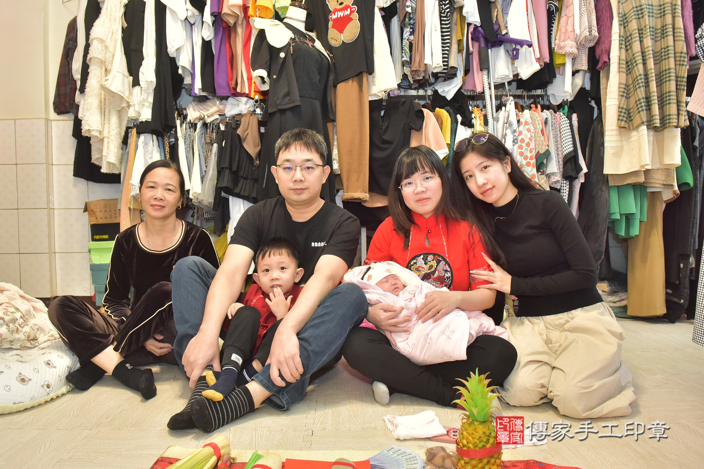 小妤寶寶(彰化縣到府嬰兒小妤寶寶滿月剃頭理髮、到府嬰兒剃胎毛儀式吉祥話)。到府剃頭剃胎毛主持、專業拍照、證書。★購買「臍帶章、肚臍章、胎毛筆刷印章」贈送：剃頭、收涎、抓周，三選一。2024.11.29，照片4