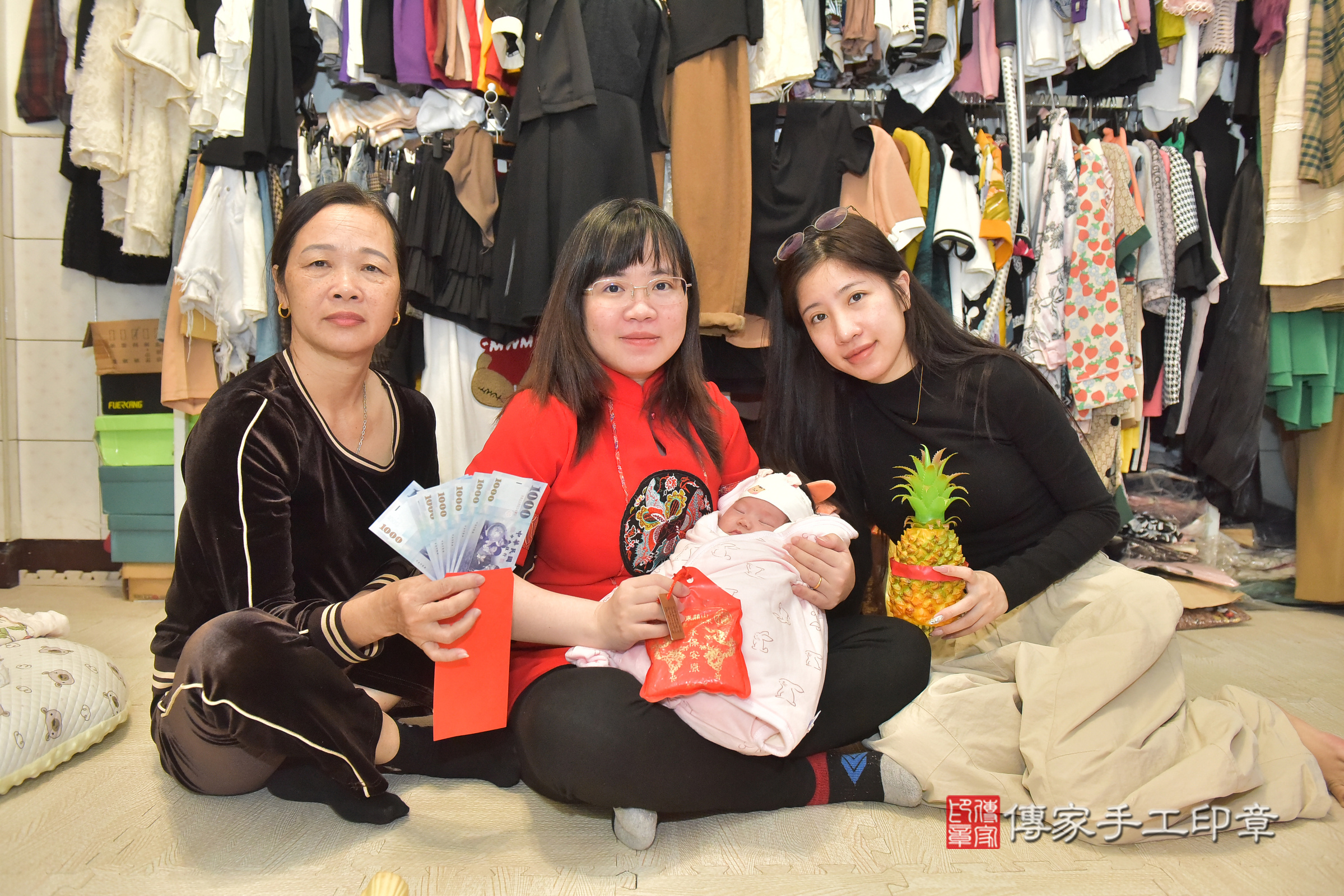 小妤寶寶(彰化縣到府嬰兒小妤寶寶滿月剃頭理髮、到府嬰兒剃胎毛儀式吉祥話)。到府剃頭剃胎毛主持、專業拍照、證書。★購買「臍帶章、肚臍章、胎毛筆刷印章」贈送：剃頭、收涎、抓周，三選一。2024.11.29，照片11