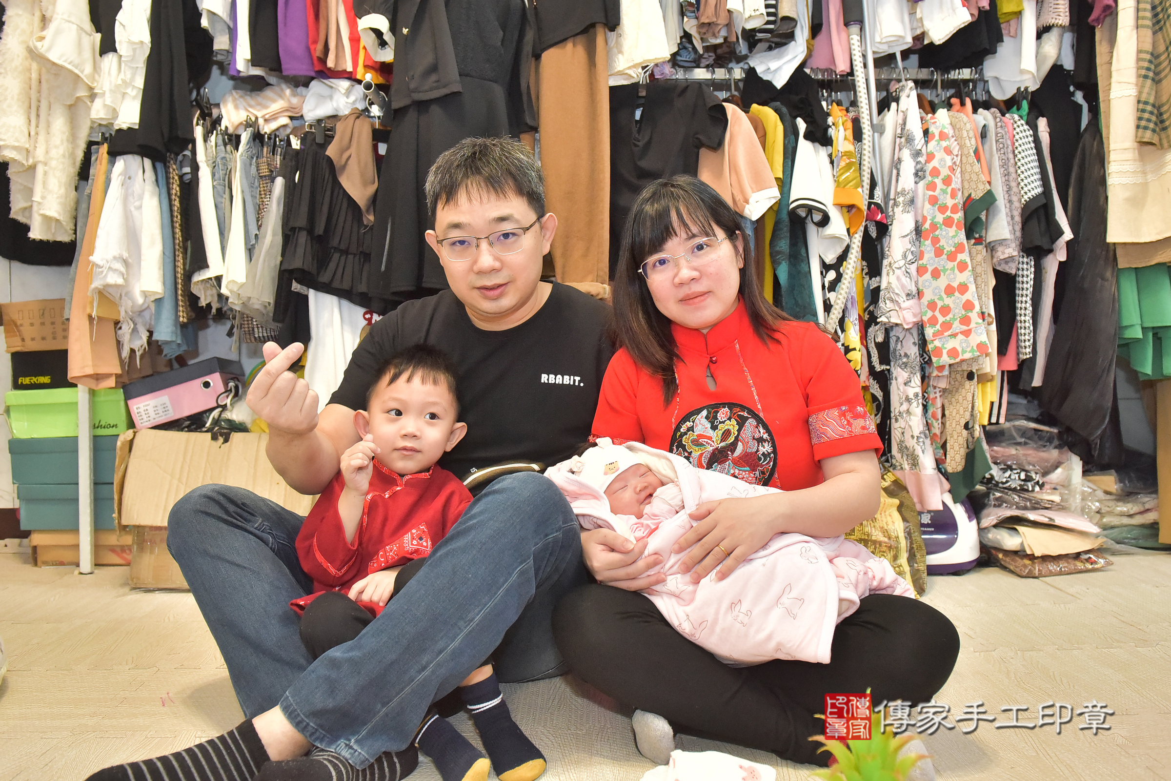 小妤寶寶(彰化縣到府嬰兒小妤寶寶滿月剃頭理髮、到府嬰兒剃胎毛儀式吉祥話)。到府剃頭剃胎毛主持、專業拍照、證書。★購買「臍帶章、肚臍章、胎毛筆刷印章」贈送：剃頭、收涎、抓周，三選一。2024.11.29，照片3