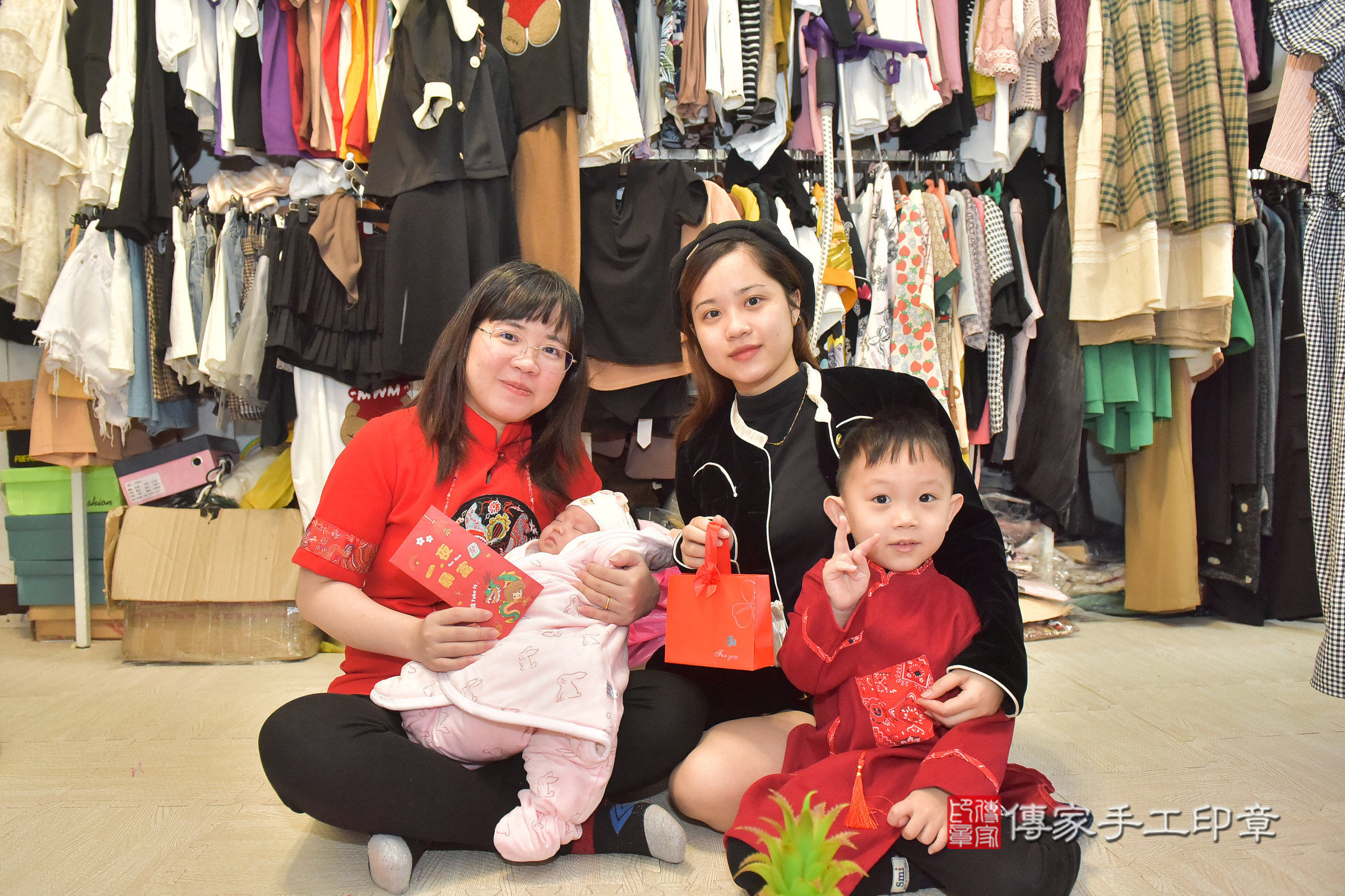 小妤寶寶(彰化縣到府嬰兒小妤寶寶滿月剃頭理髮、到府嬰兒剃胎毛儀式吉祥話)。到府剃頭剃胎毛主持、專業拍照、證書。★購買「臍帶章、肚臍章、胎毛筆刷印章」贈送：剃頭、收涎、抓周，三選一。2024.11.29，照片14