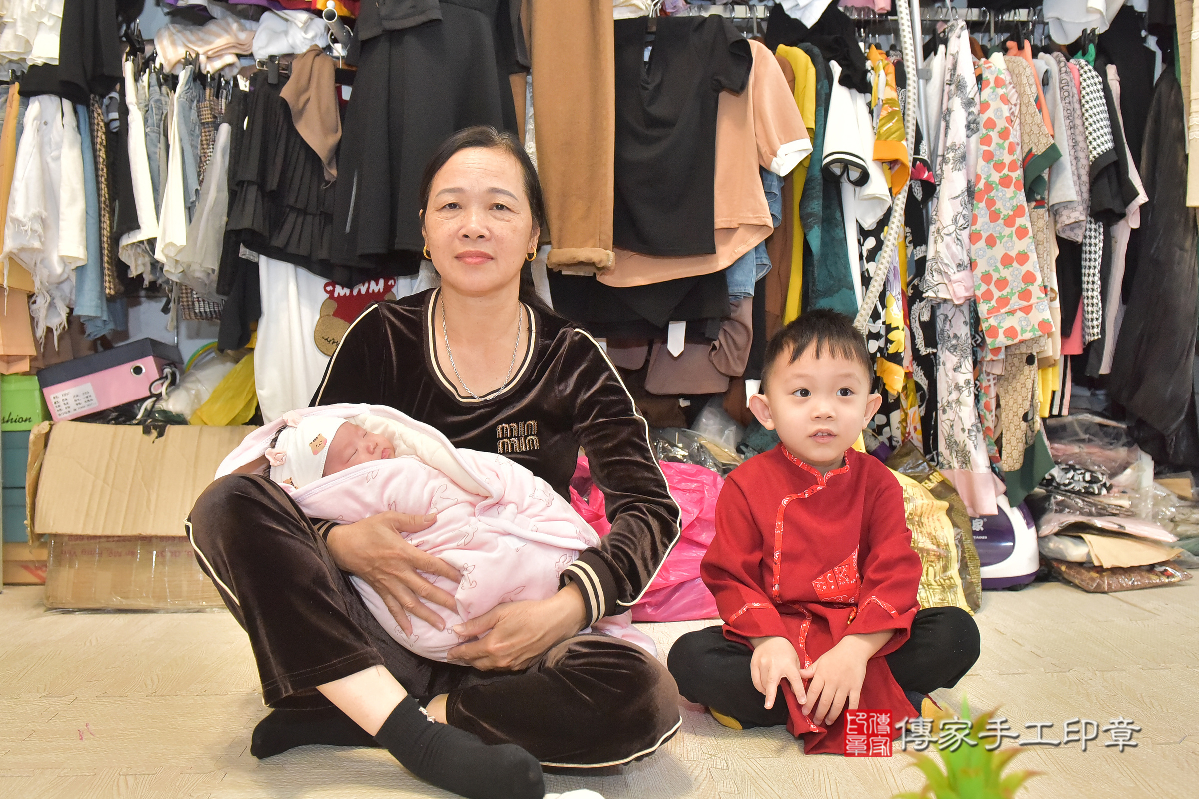 小妤寶寶(彰化縣到府嬰兒小妤寶寶滿月剃頭理髮、到府嬰兒剃胎毛儀式吉祥話)。到府剃頭剃胎毛主持、專業拍照、證書。★購買「臍帶章、肚臍章、胎毛筆刷印章」贈送：剃頭、收涎、抓周，三選一。2024.11.29，照片7