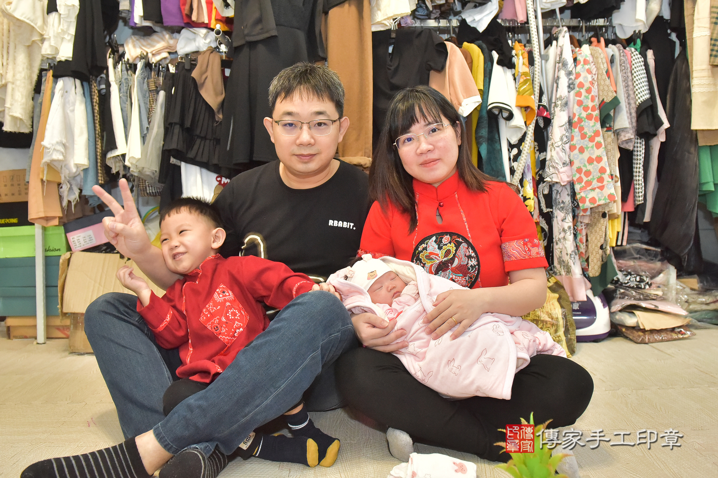 小妤寶寶(彰化縣到府嬰兒小妤寶寶滿月剃頭理髮、到府嬰兒剃胎毛儀式吉祥話)。到府剃頭剃胎毛主持、專業拍照、證書。★購買「臍帶章、肚臍章、胎毛筆刷印章」贈送：剃頭、收涎、抓周，三選一。2024.11.29，照片2