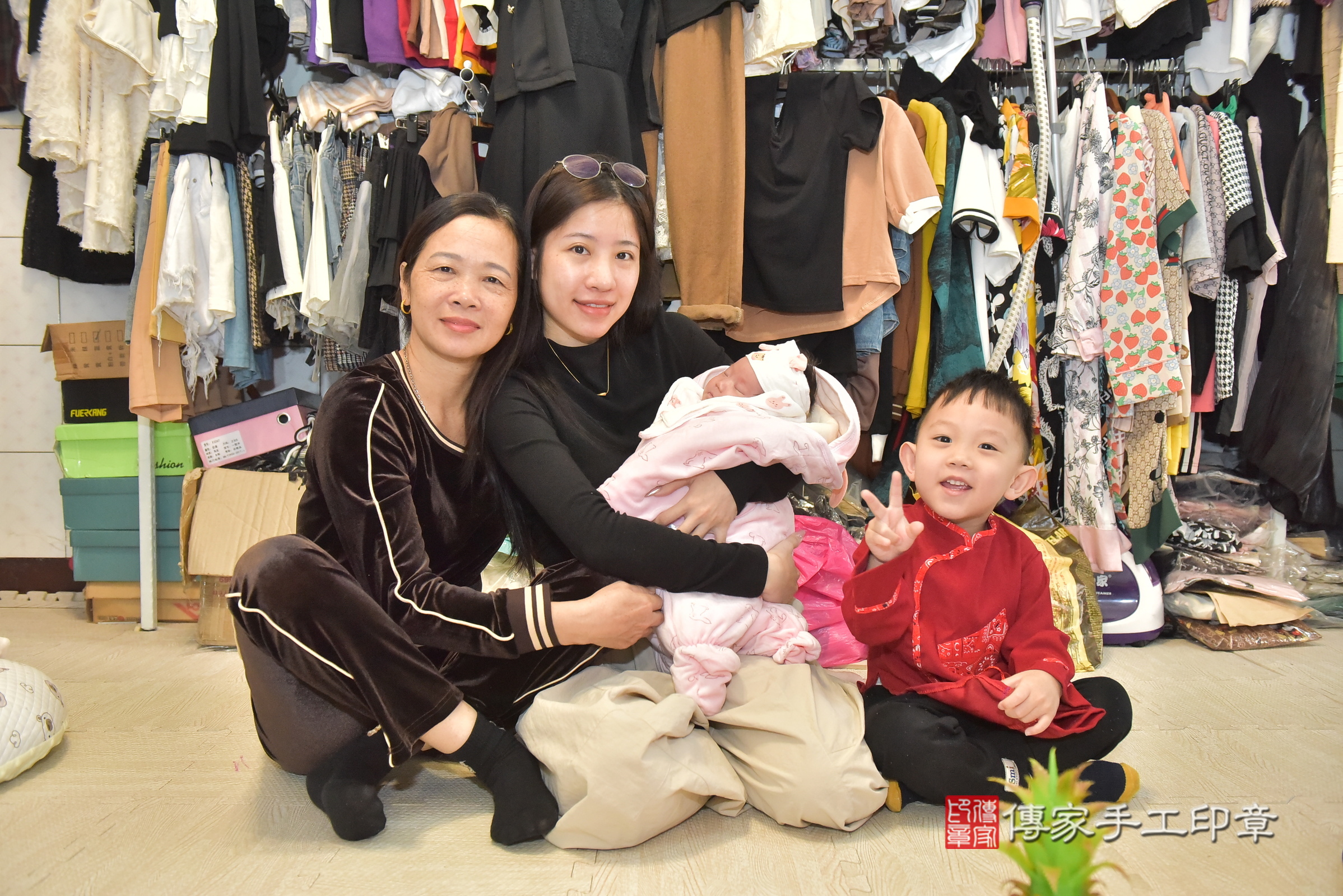 小妤寶寶(彰化縣到府嬰兒小妤寶寶滿月剃頭理髮、到府嬰兒剃胎毛儀式吉祥話)。到府剃頭剃胎毛主持、專業拍照、證書。★購買「臍帶章、肚臍章、胎毛筆刷印章」贈送：剃頭、收涎、抓周，三選一。2024.11.29，照片9